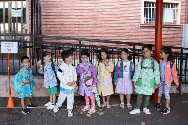 Alumnos de un colegio público de León este jueves en la 'vuelta al cole'. | PEIO GARCÍA (ICAL)