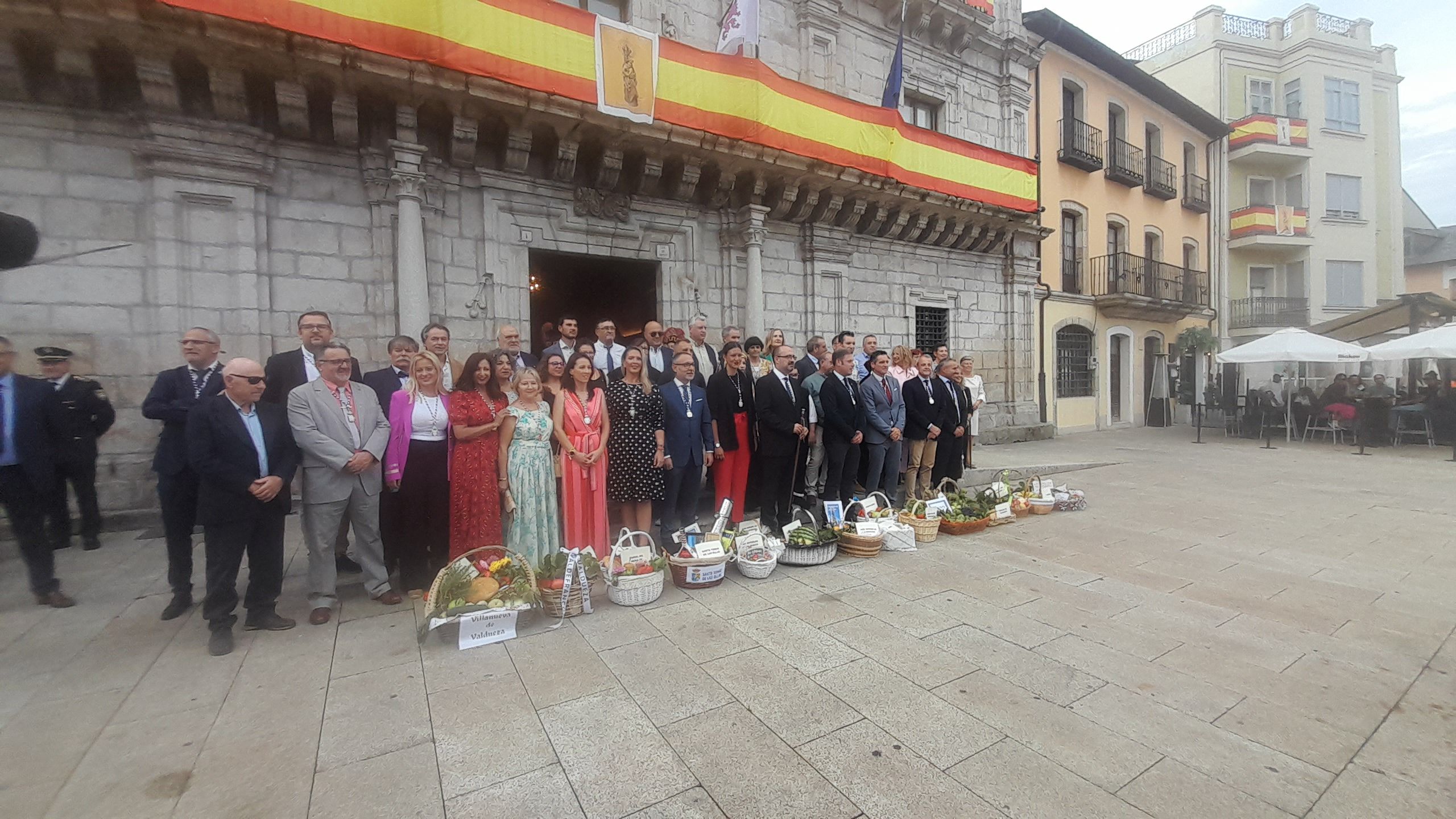 Foto de familia de la ofrenda de las pedanías en La Encinina. | MAR IGLESIAS