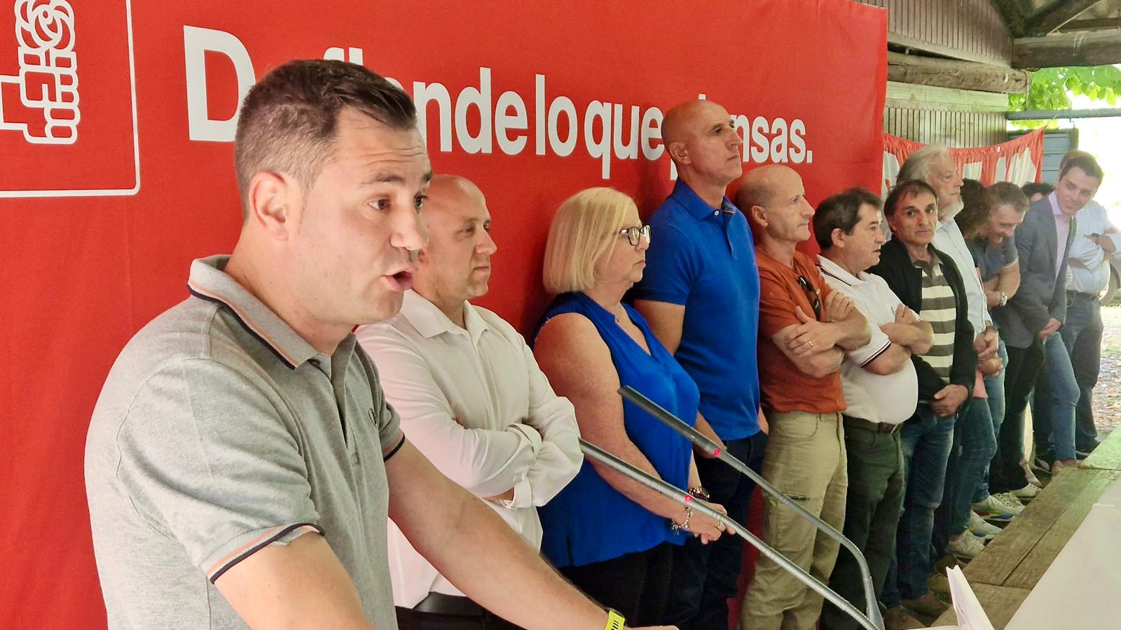 El líder del PSOE de León, Javier Alfonso Cendón, interviene en Boñar, con José Antonio Diez en segundo plano. | L.N.C.