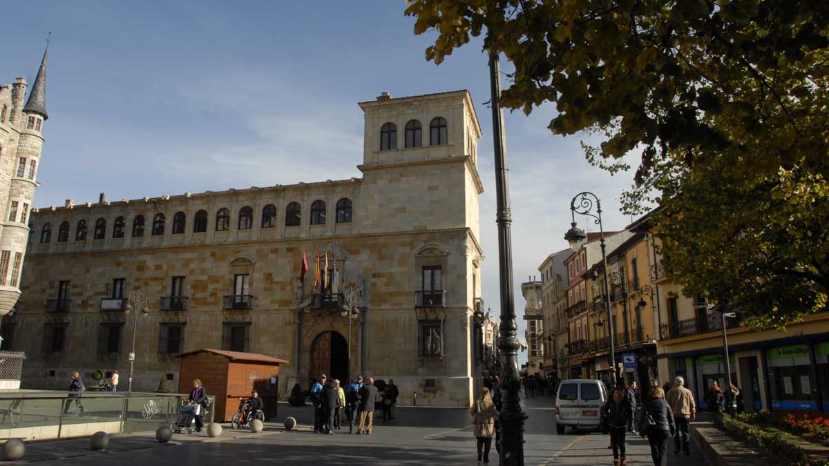 La sede de la Diputación Provincial de León en el histórico Palacio de los Guzmanes, en el centro de la capital leonesa. | MAURICIO PEÑA