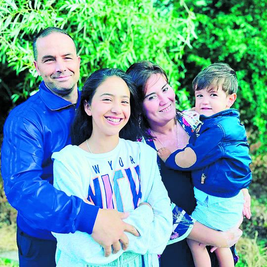 Darío y su hermana Adriana, con sus padres, Óscar y Bea