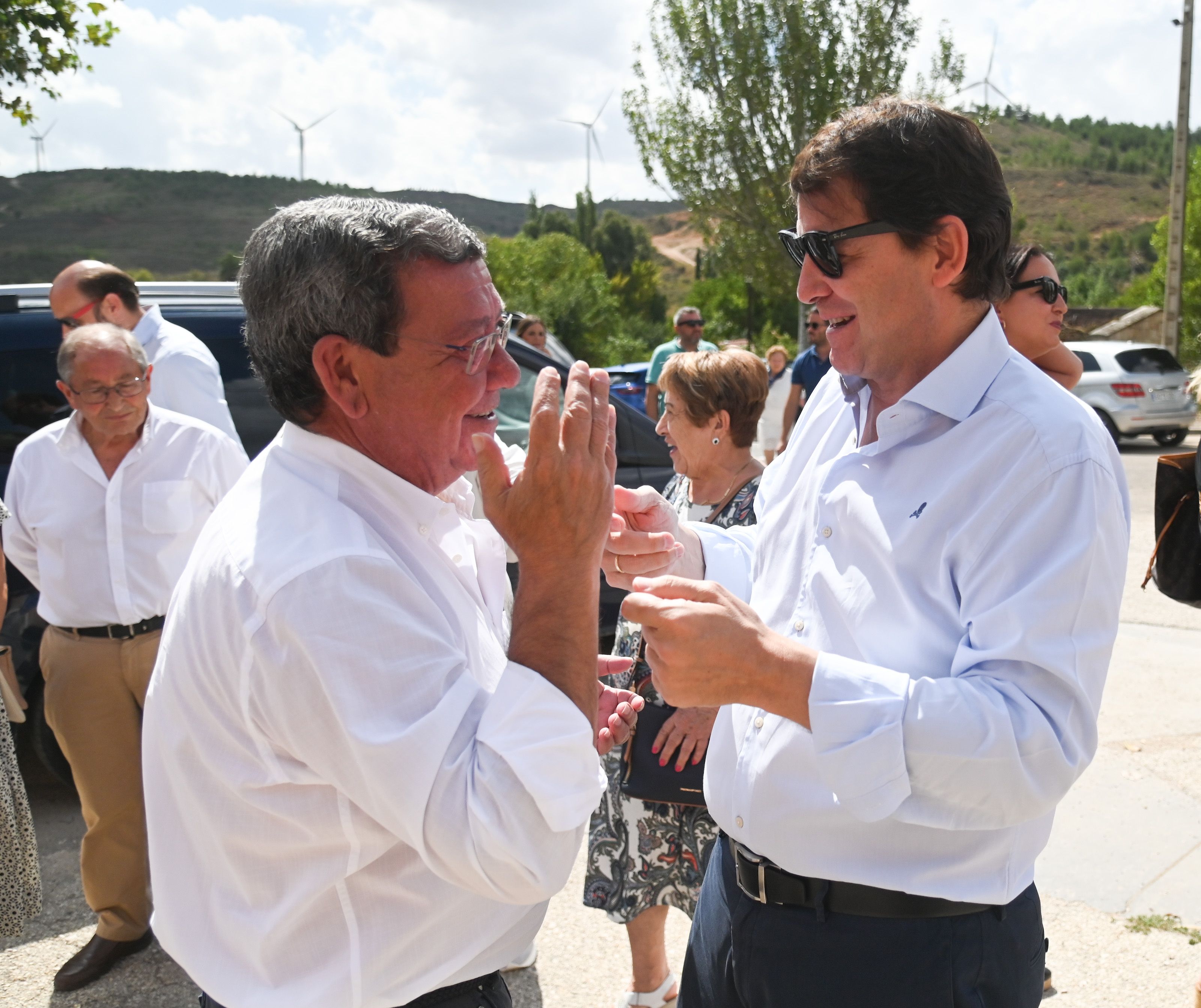 Un instante de la llegada de Mañueco al acto del PP de Burgos este domingo. | ICAL