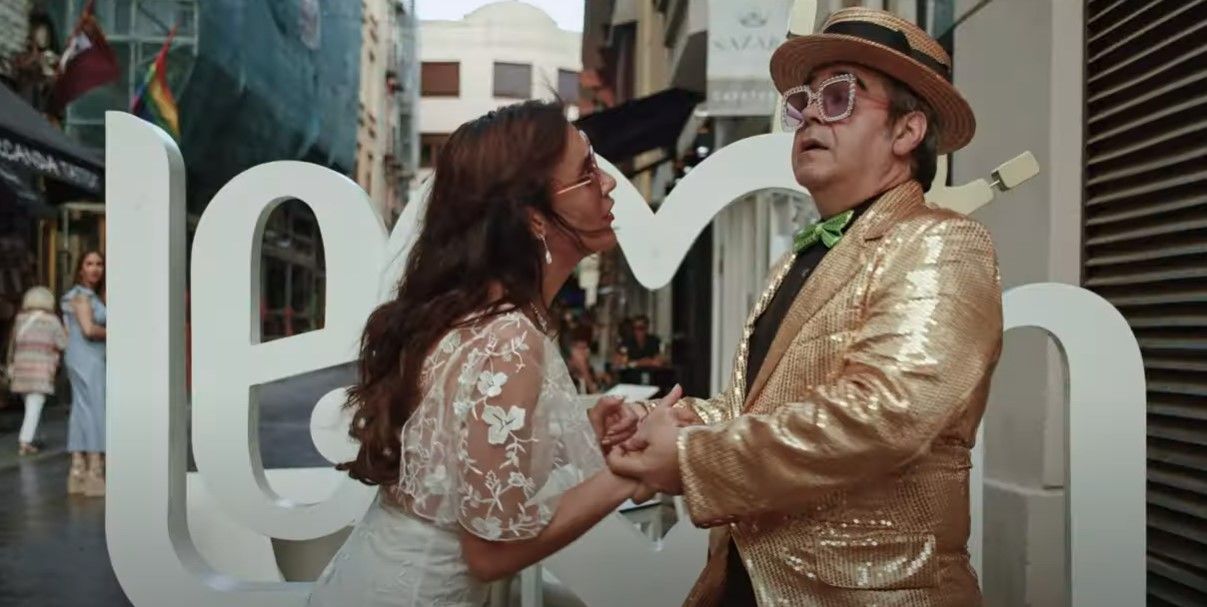 Un instante del videoclip del grupo Cosmética protagonizado por un clon de Elton John. | COSMETICA