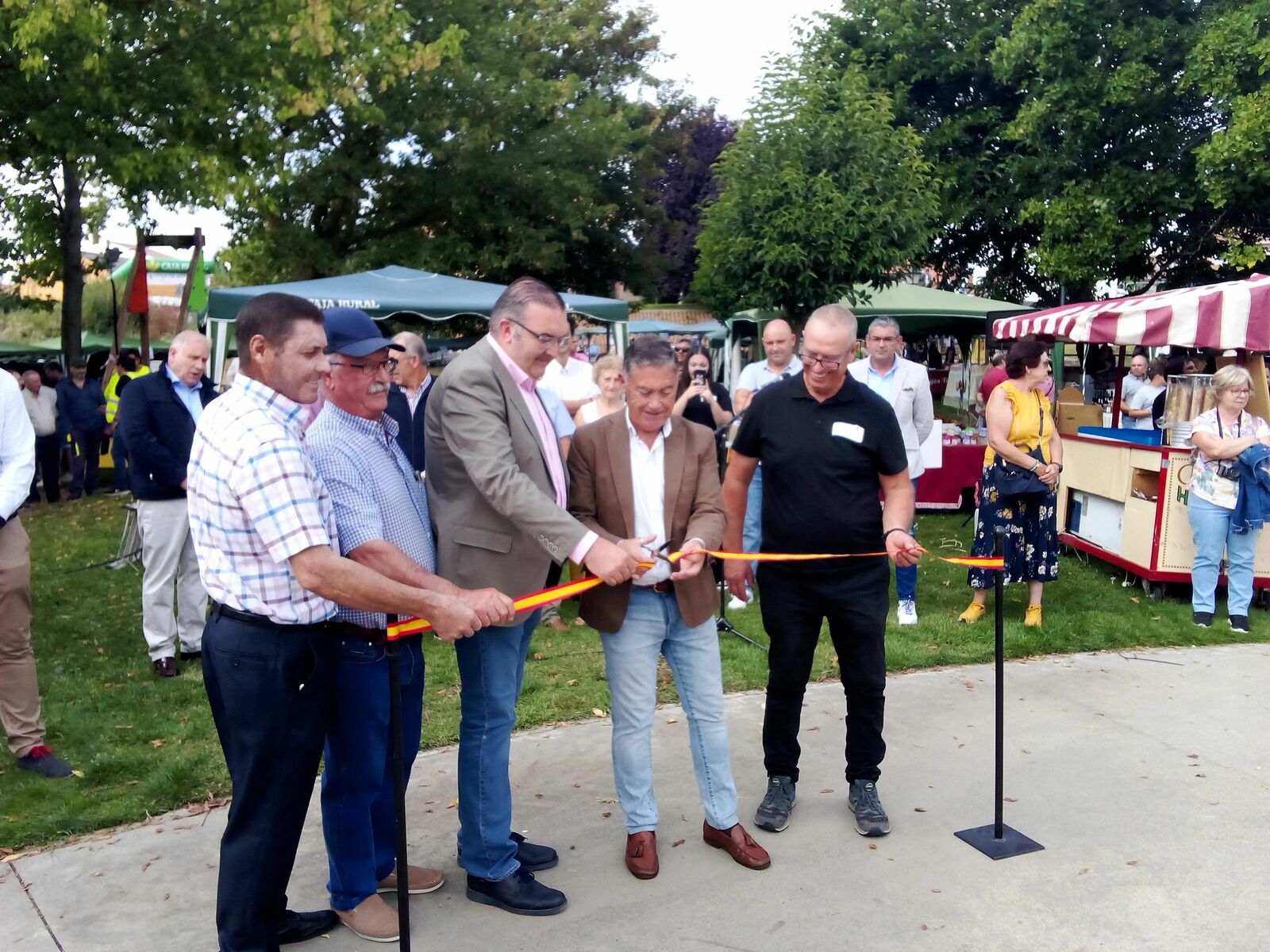 En la imagen, un momento de la inauguración de la XII Feria de Artesanía de Lorenzana. | ESTEFANÍA NIÑO