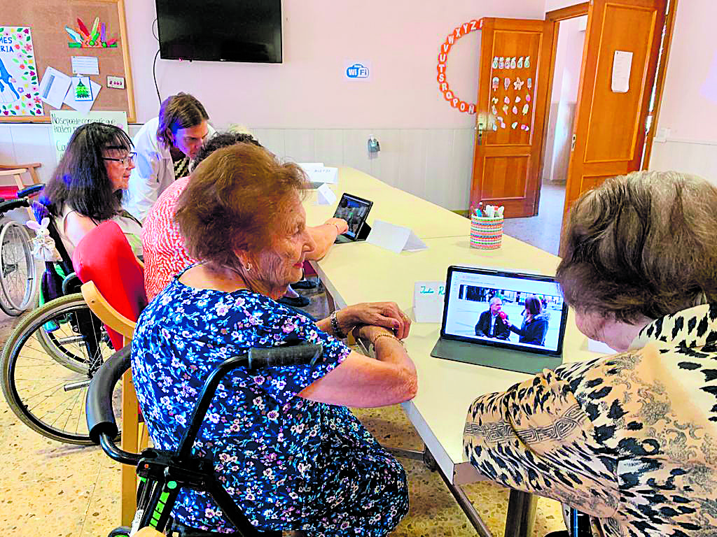En La Casina y Nuestra Señora de Castrotierra se han propuesto acercar la tecnología a sus residentes. | EDAD DORADA