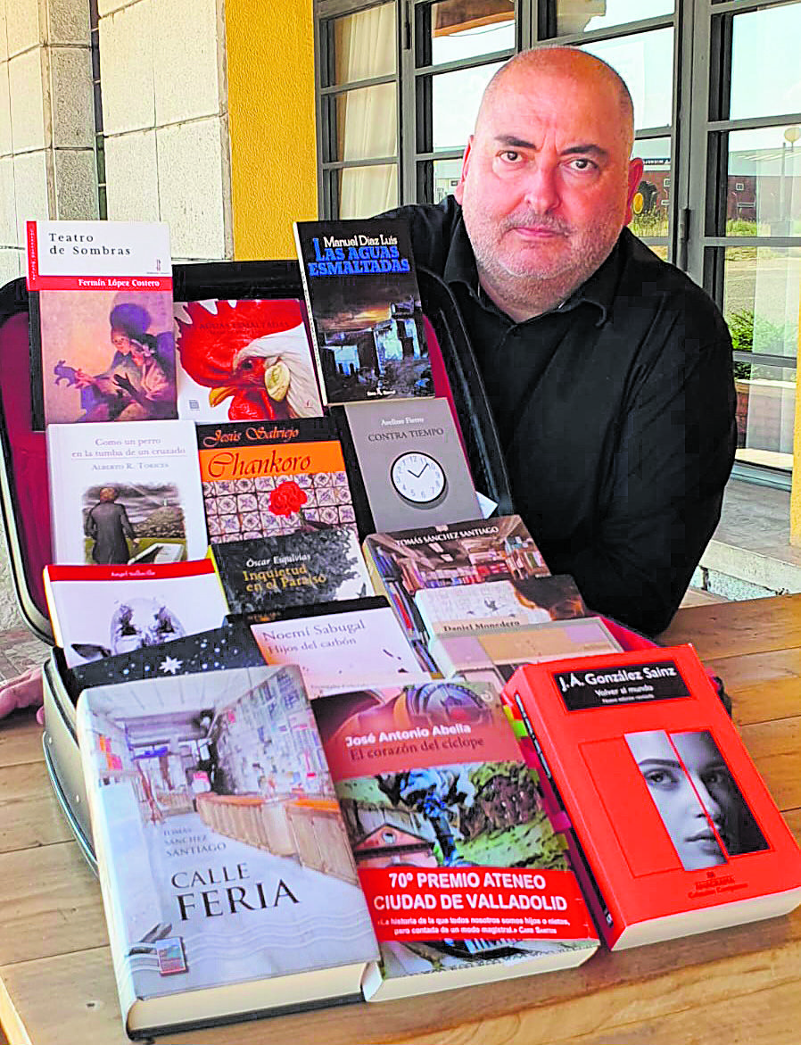 El escritor y antólogo donostiarra con algunos de los libros que porta en la maleta.