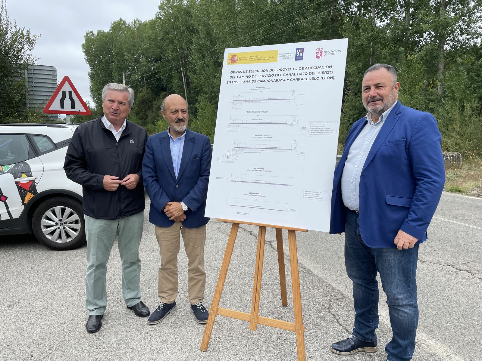 Eduardo Morán, a la derecha de la imagen, en la presentación de la obra de la carretera del Canal Bajo del Bierzo. | Javier Fernández