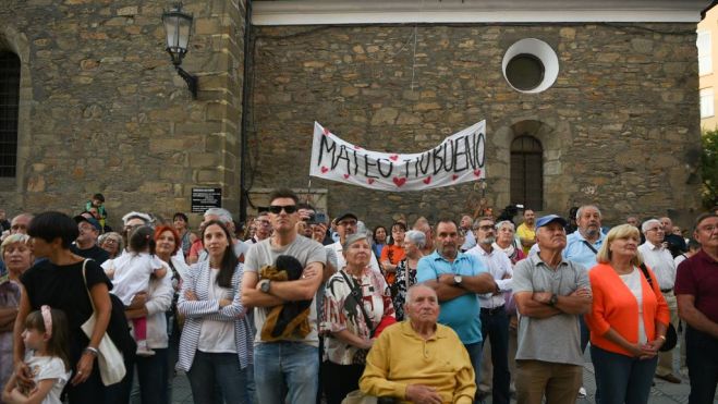 Los vecinos quisieron acompañar al pregonero en el pistoletazo de las fiestas. Los vecinos quisieron acompañar al pregonero en el pistoletazo de las fiestas.