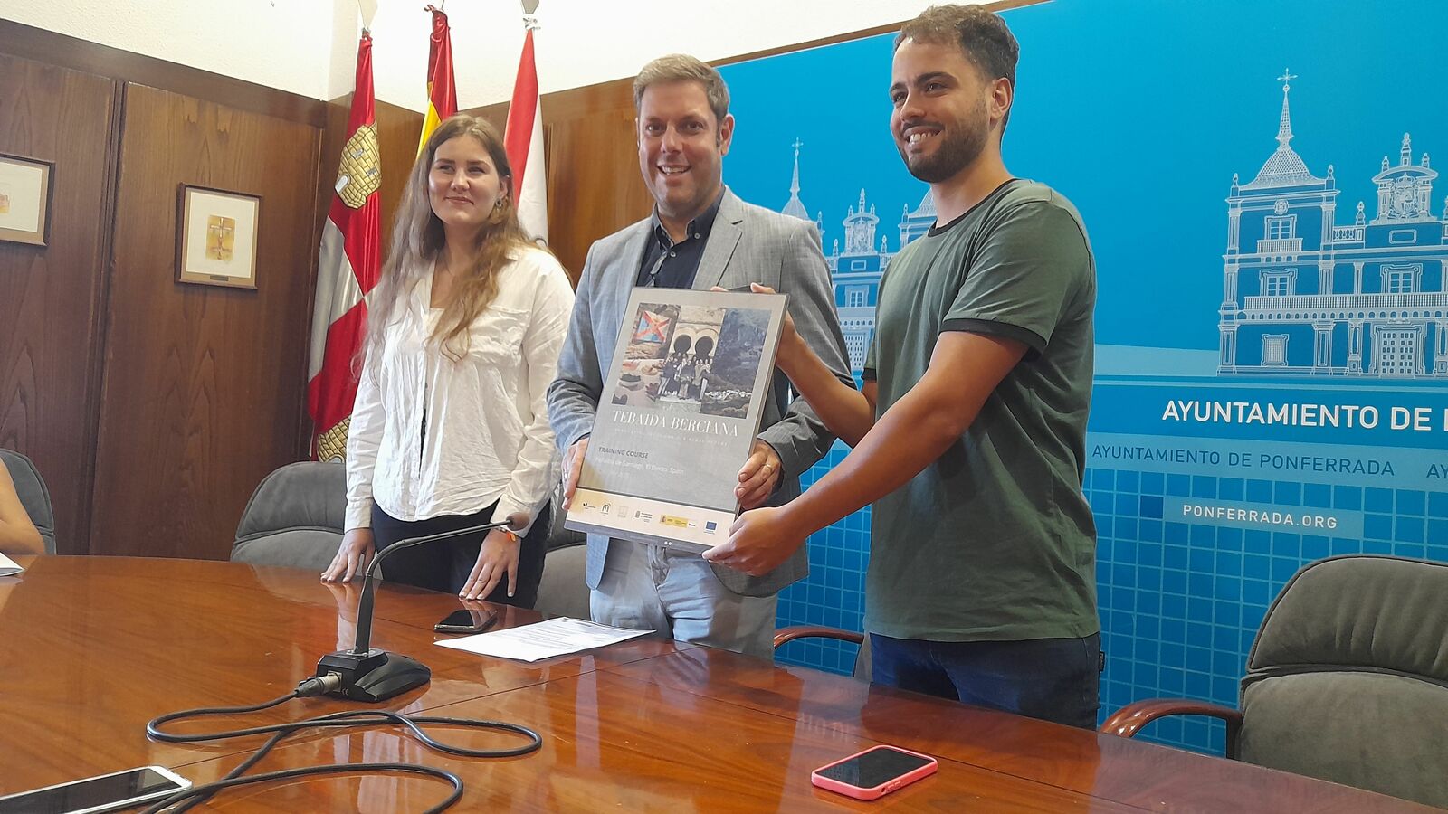 Presentación del nuevo programa Erasmus en Peñalba de Santiago. | MAR IGLESIAS