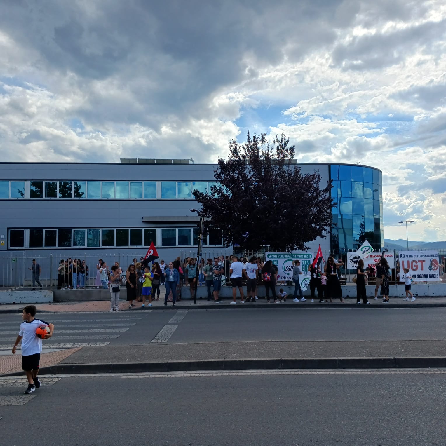 Concentración de los trabajadores frente a la sede de Teleperformance en Ponferrada.