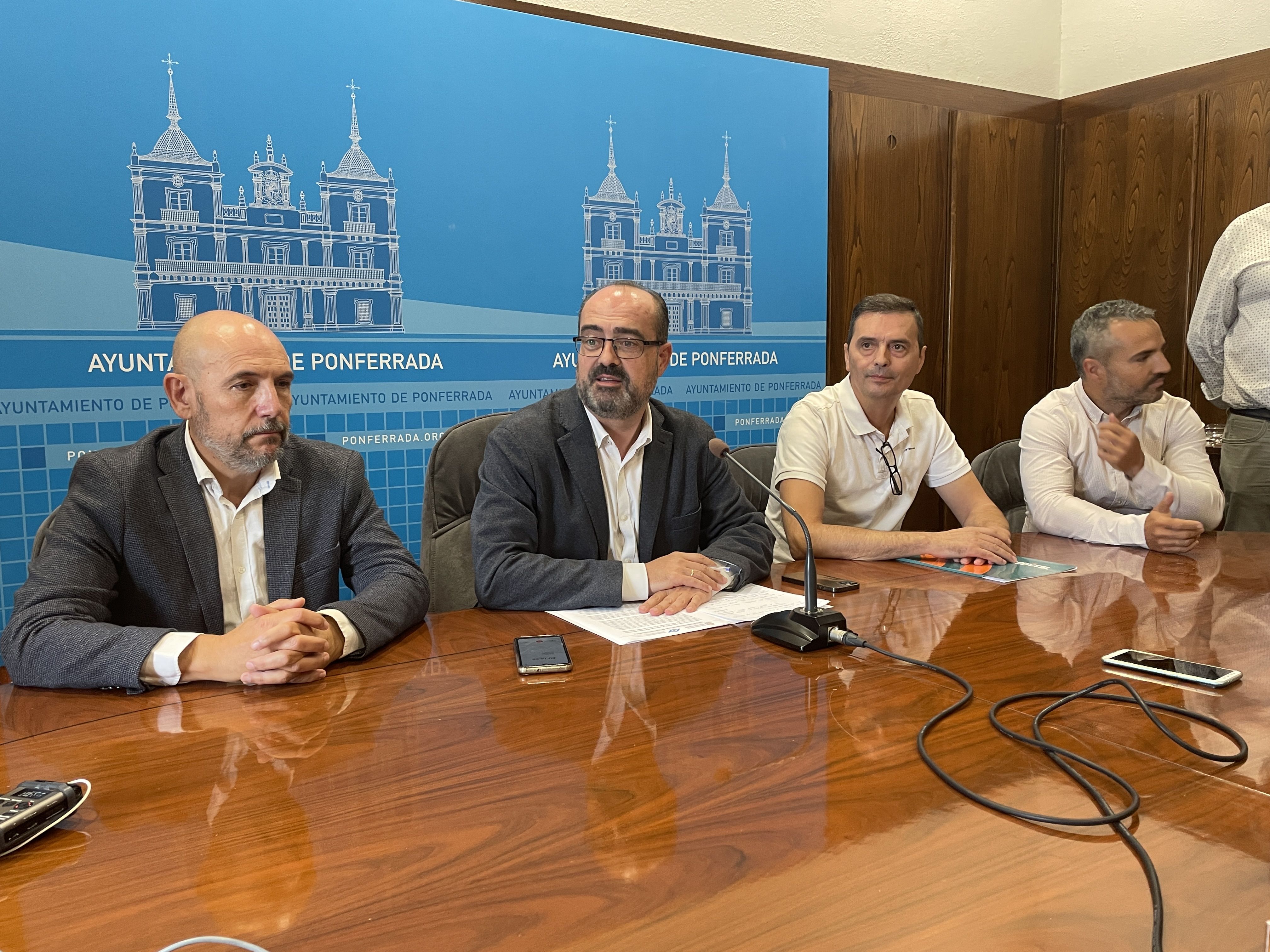 Anuncio de la noticia en el Ayuntamiento de Ponferrada. | Javier Fernández