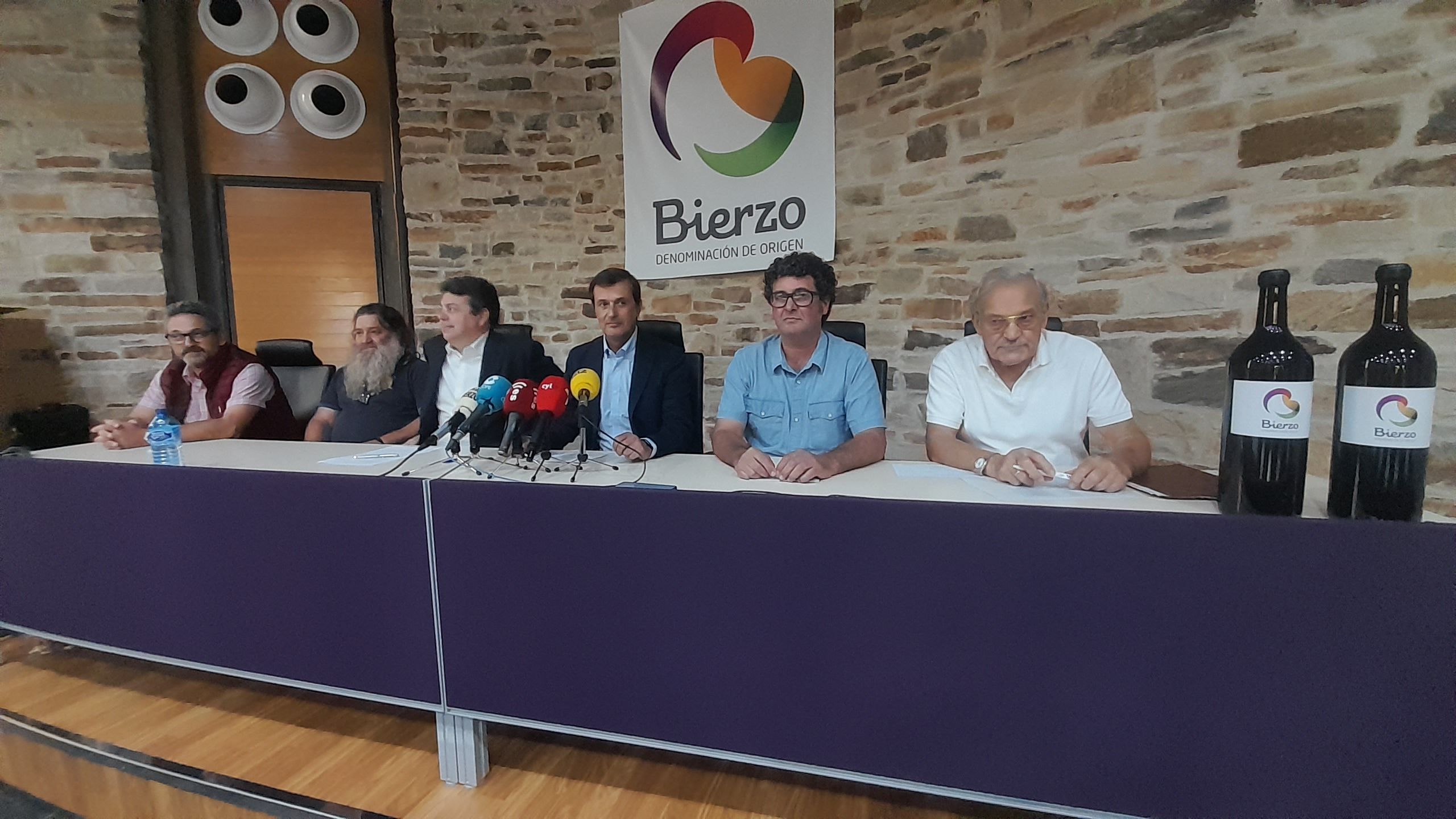 Reunión del grupo de viticultores en defensa del paisaje . | MAR IGLESIAS