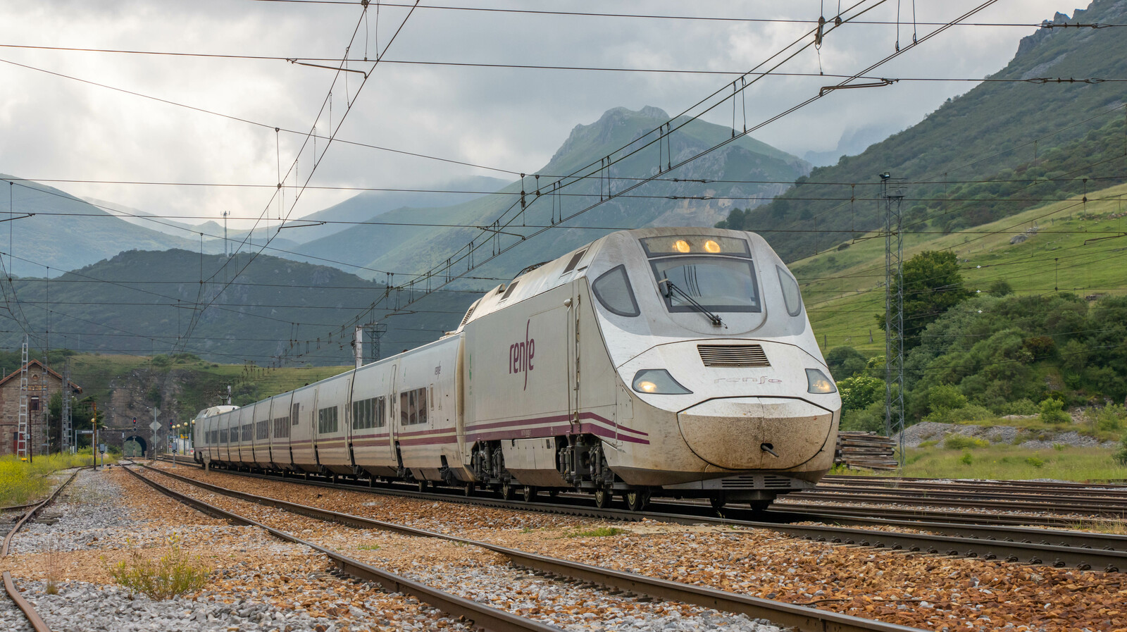 Enrique Gómez planea fotografiar el último tren de viajeros que pase por la rampa de Pajares. | ENRIQUE GÓMEZ