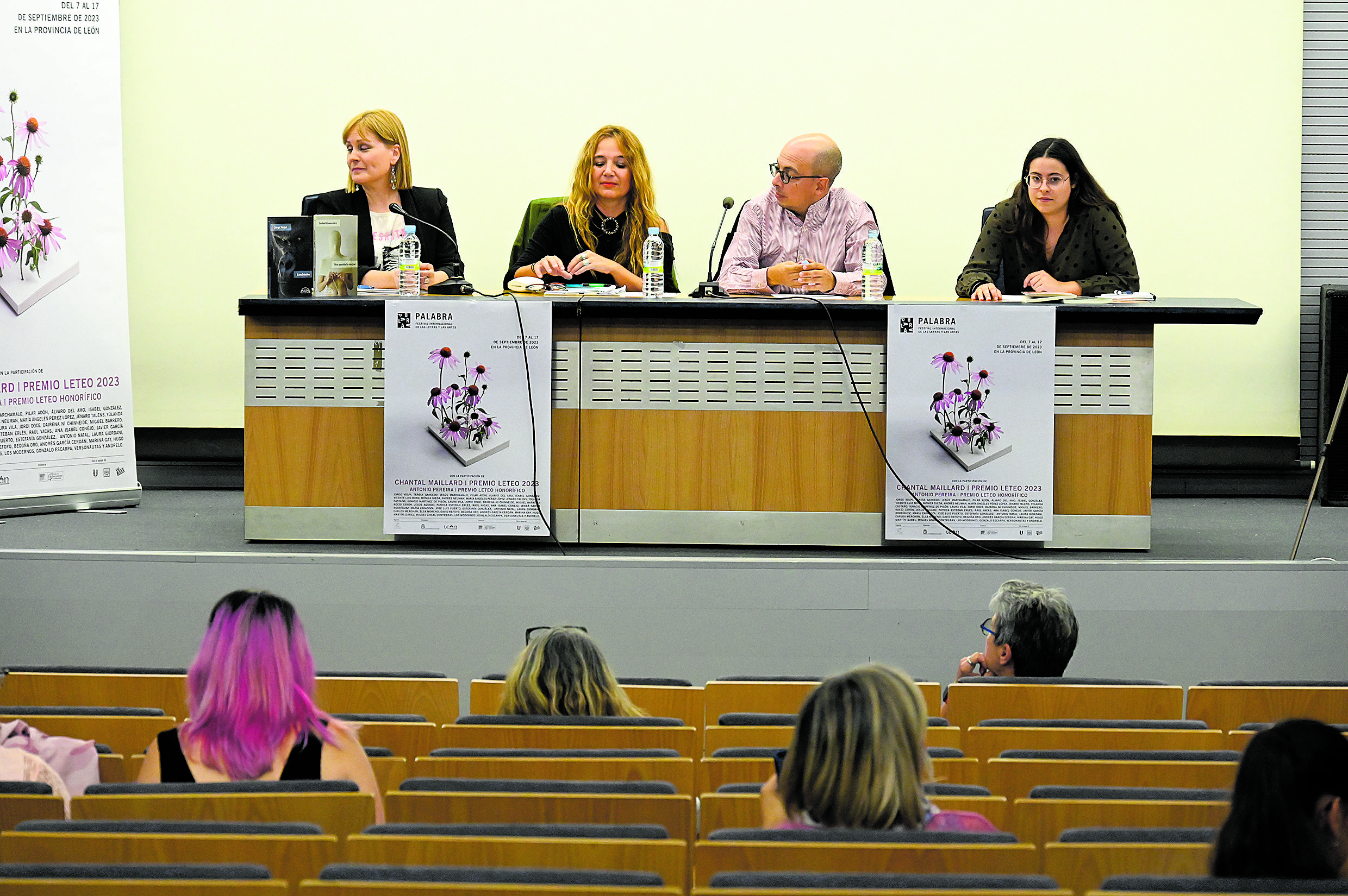 Jorge Volpi e Isabel González hablaron de ‘La palabra carnavalesca y enrabiada’ en el salón de actos del Ayuntamiento, en la calle Alfonso V. | SAÚL ARÉN