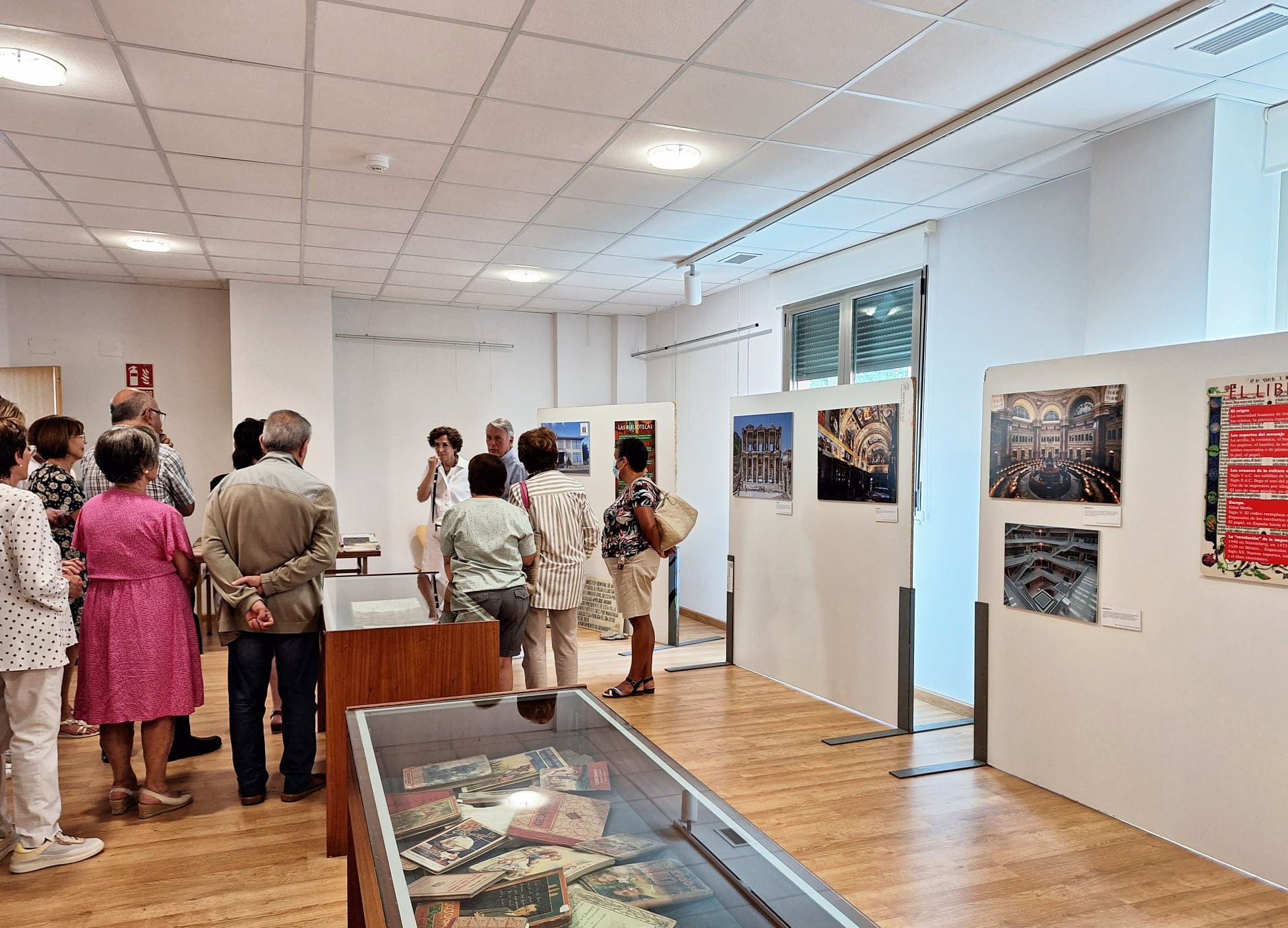 Mostrando la exposición del cincuentenario de la Biblioteca Pública. | L.N.C.