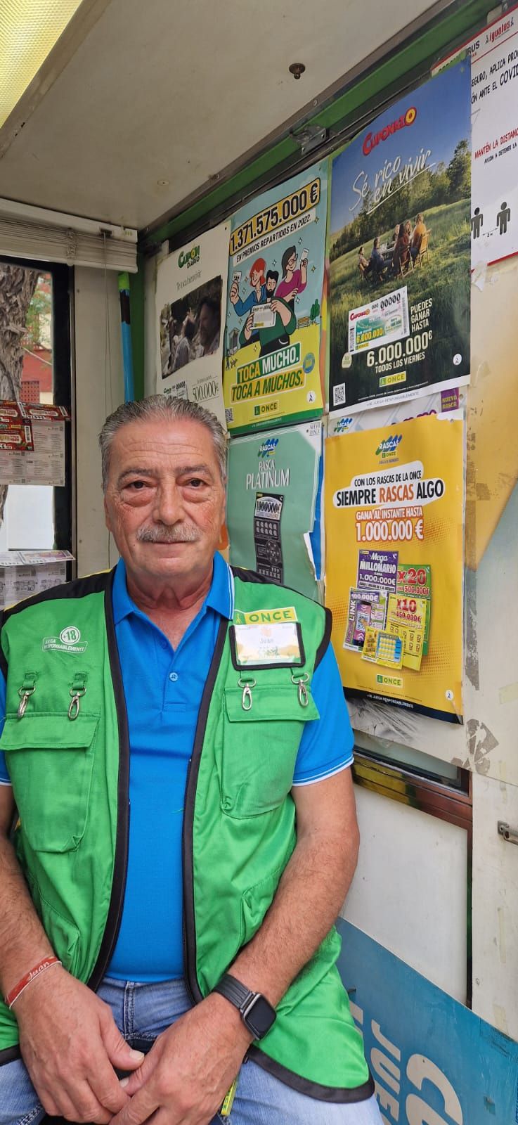 Vendedor que ha repartido el premio en Valencia. | L.N.C.