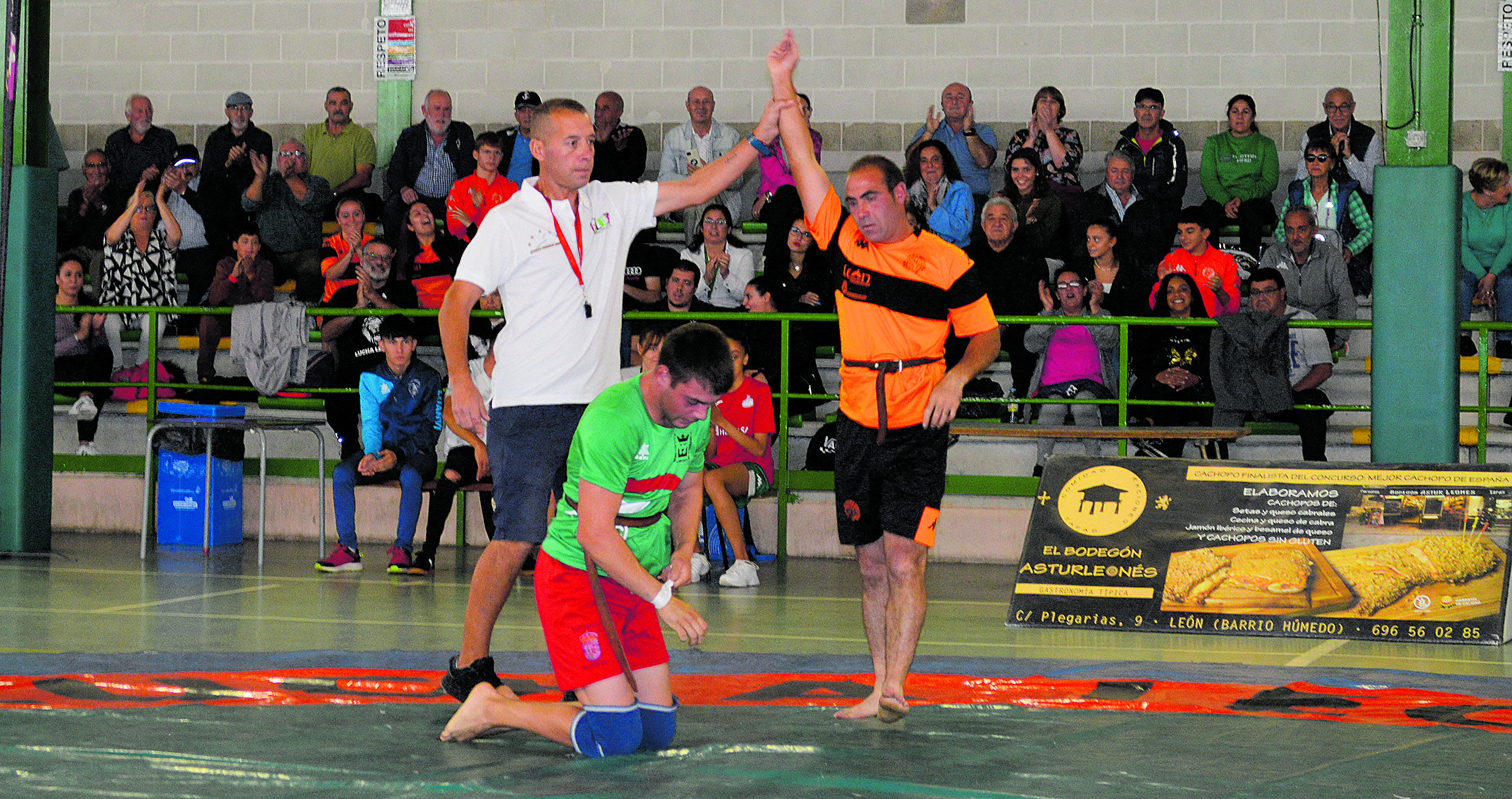 El árbitro levanta la mano de la caída definitiva a Jesús Martínez, de La Braña, que derrotaba a Fer en la final y se anotaba su primer corro de Liga. :: SAÚL ARÉN