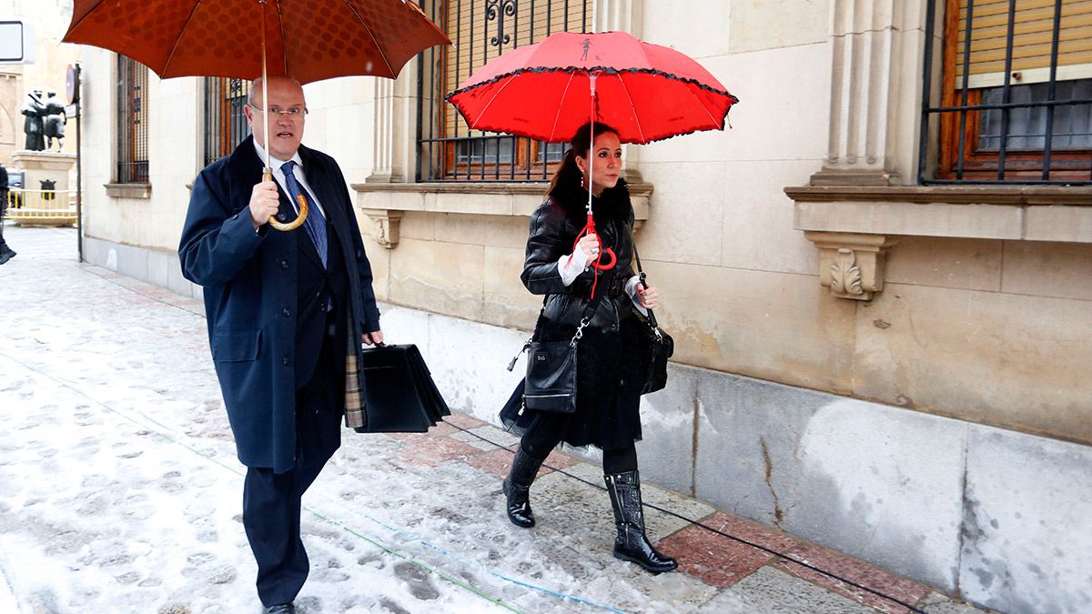 Los abogados de la acusación, Beatriz Llamas y Carlos Rivera, entran en la Audiencia Provincial en una nueva jornada del juicio por la muerte de Isabel Carrasco. | CARLOS S. CAMPILLO (ICAL)