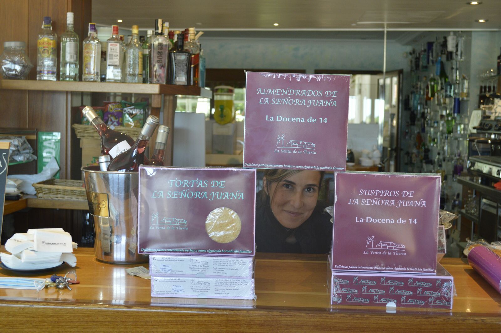 Sandra Fernández asomada a la ventana de cajas de productos de la señora Juana, en los que las docenas son de catorce unidades. |  F. FERNÁNDEZ