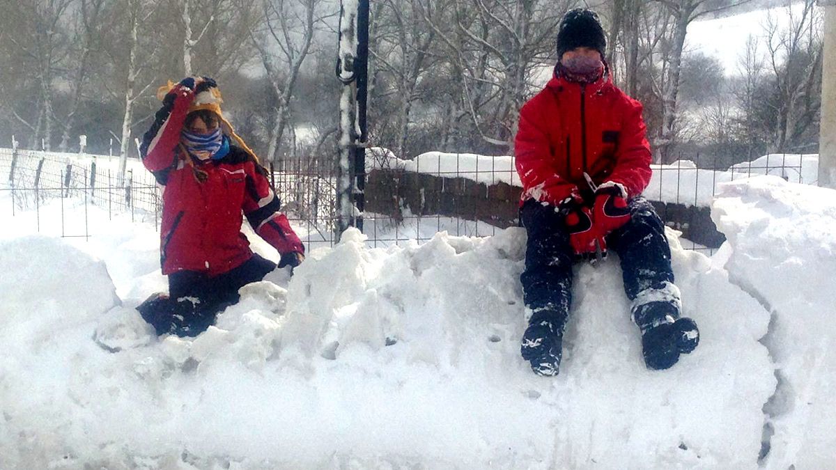 Los niños que este lunes se han quedado de clase han podido disfrutar de una larga mañana de diversión entre la nieve.