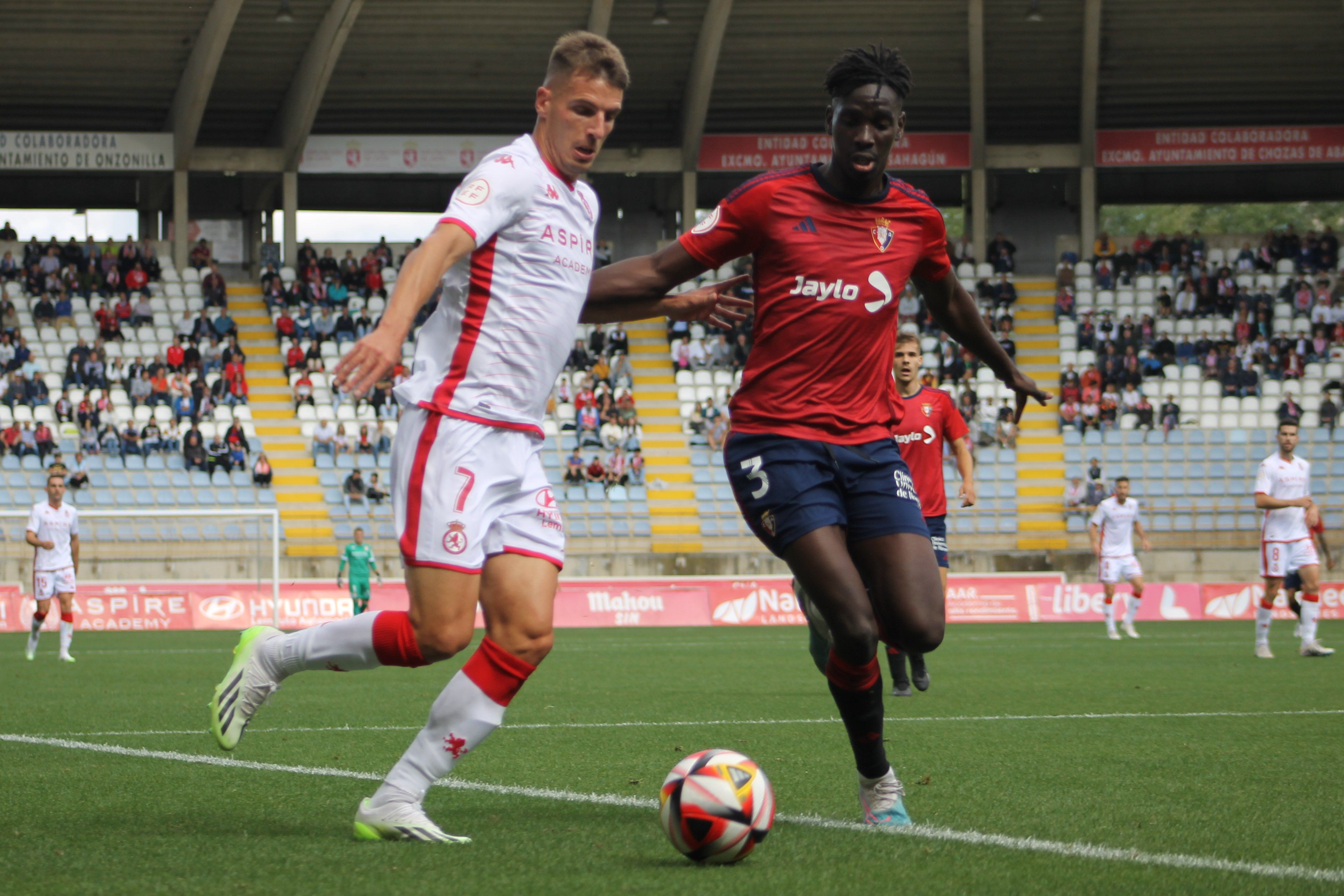 El interior de la Cultural Calderón encara a un defensor del Osasuna B. | CYD