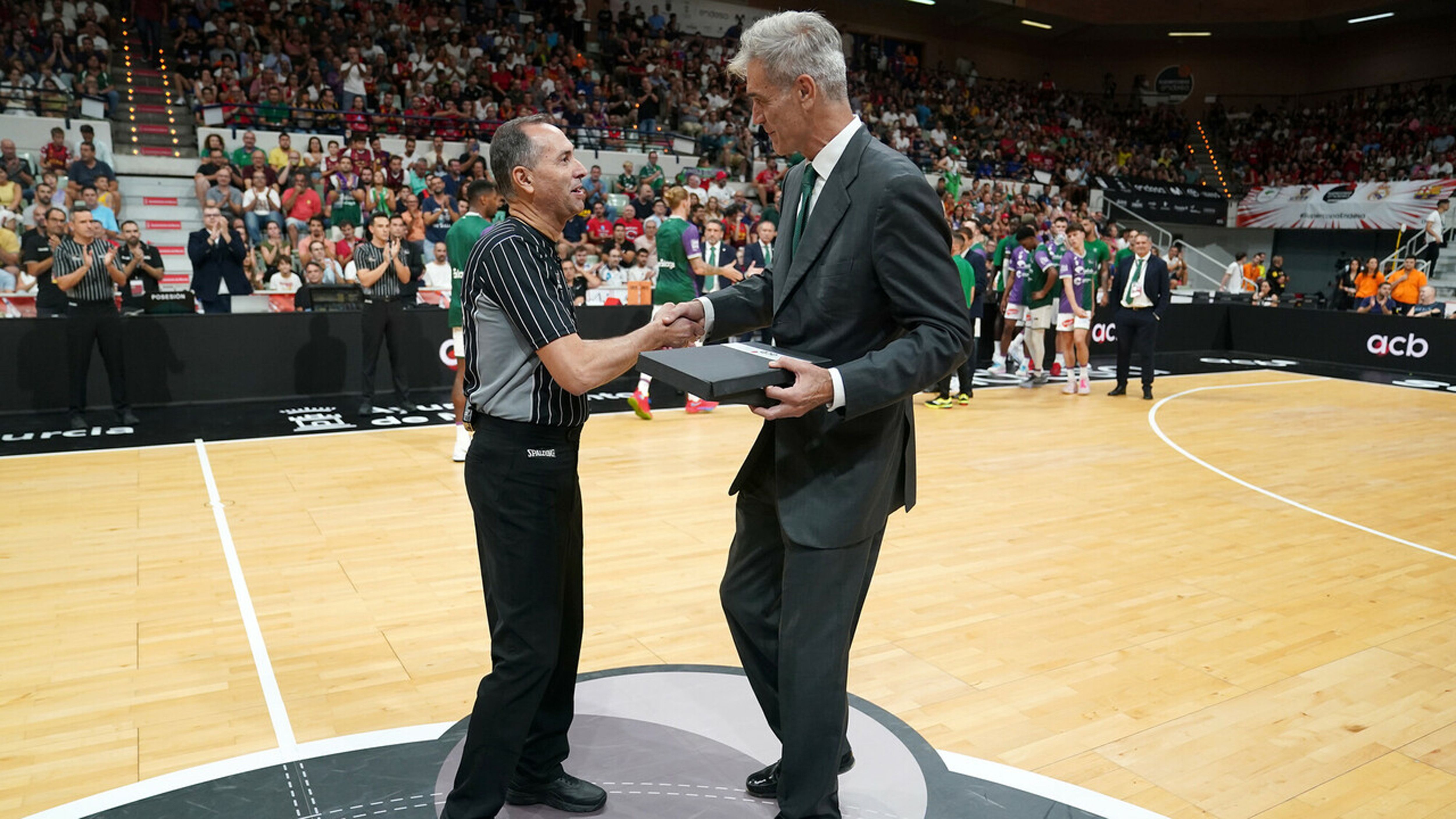 Vicente Bultó recibe la placa de AntonioMartín. | MARIANO POZO (ACB)