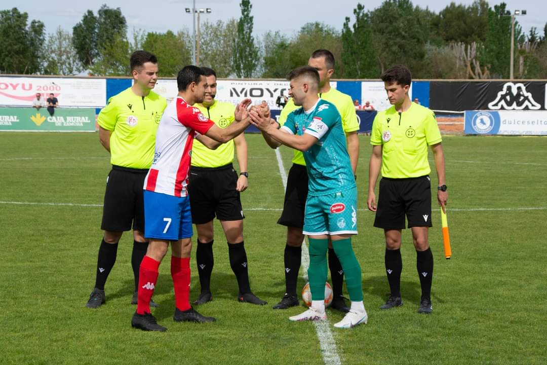 Los capitanes delAstorga y elTordesillas se saludan antes del arranque del encuentro. | ATLÉTICO TORDESILLAS
