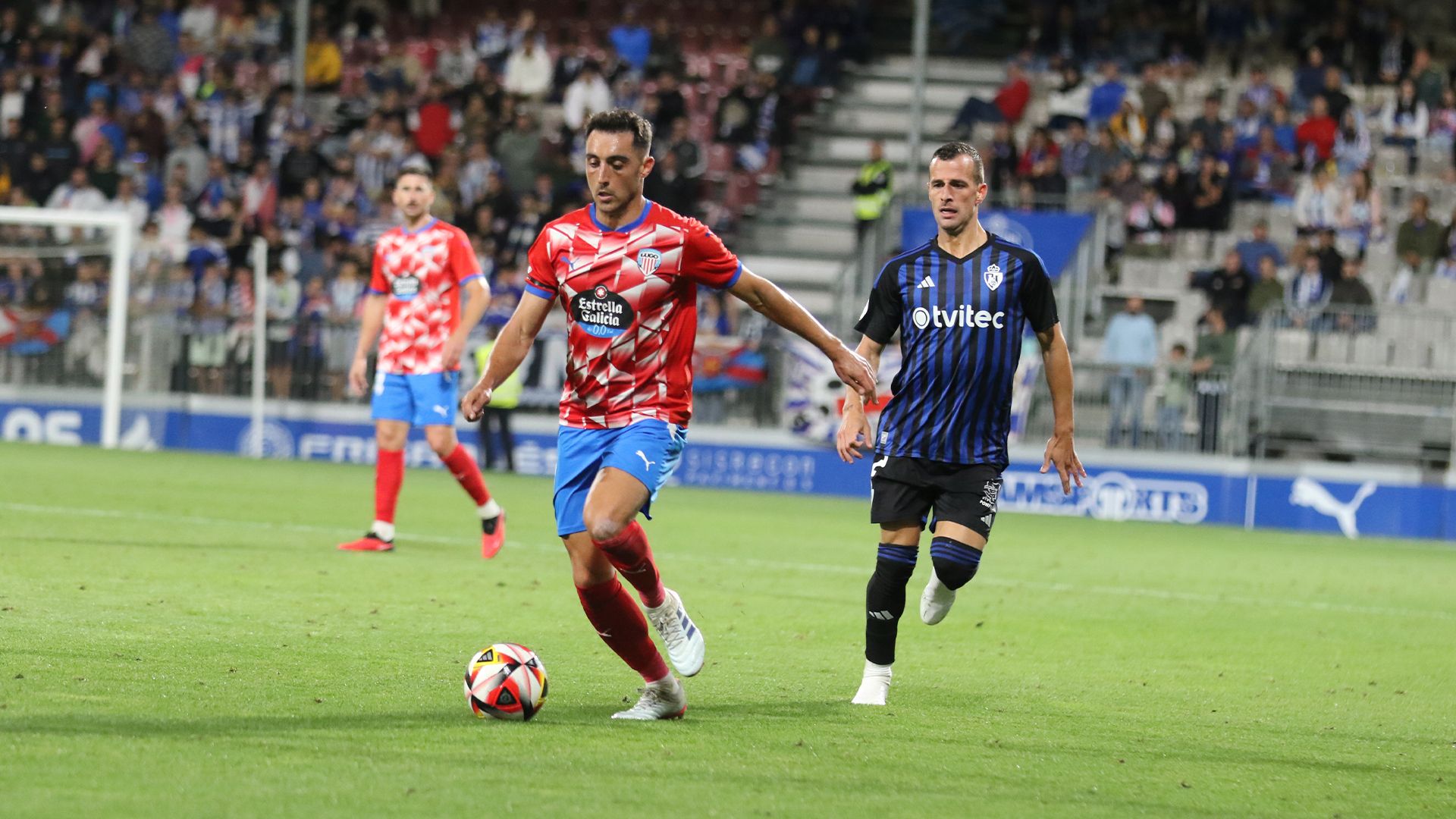 Aguza conduce el balón ante Ale Díez. | CD LUGO