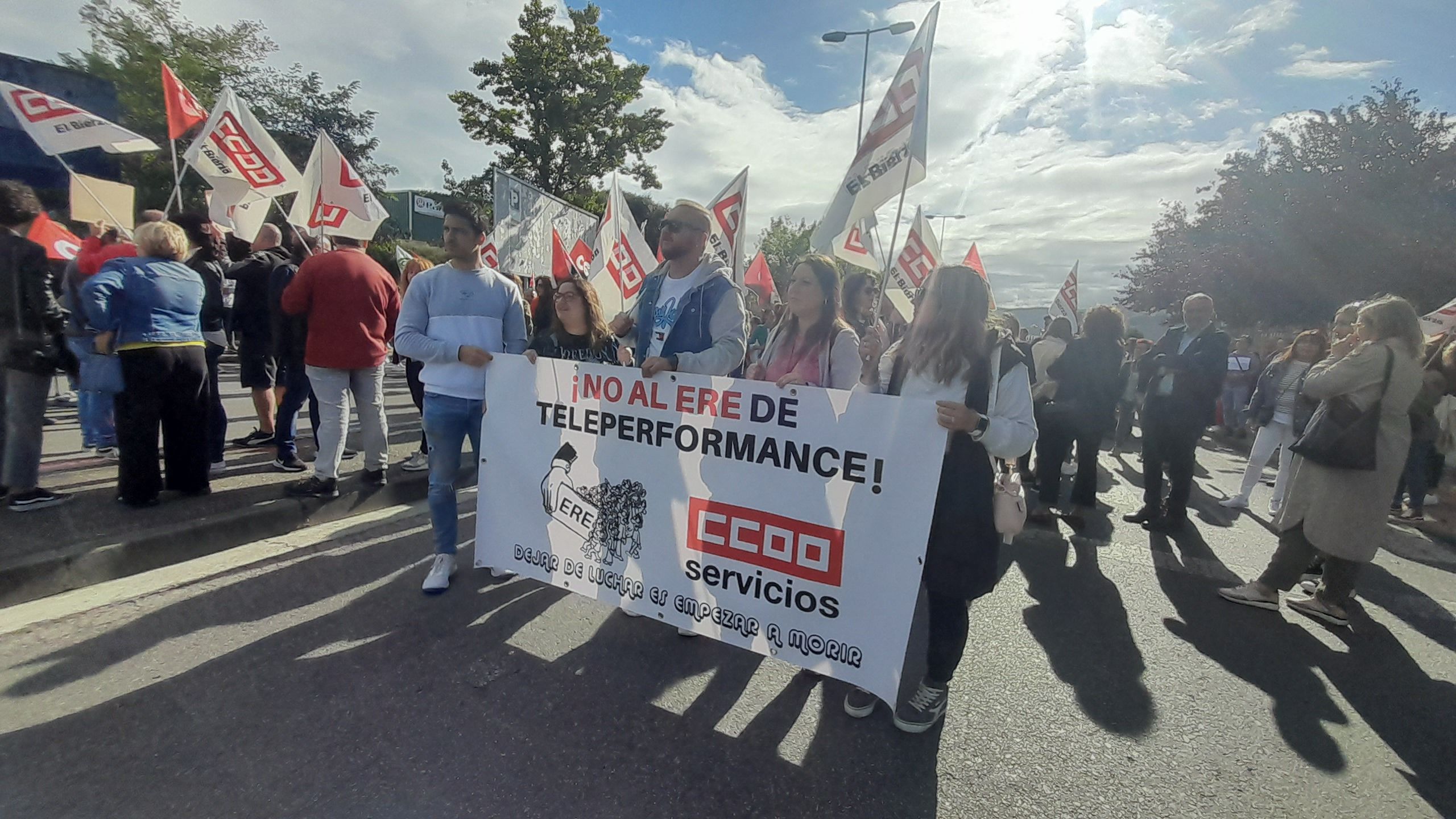 Empleados de Teleperformance manifestándose cortando la carretera a las puertas de su sede en Ponferrada. | MAR IGLESIAS