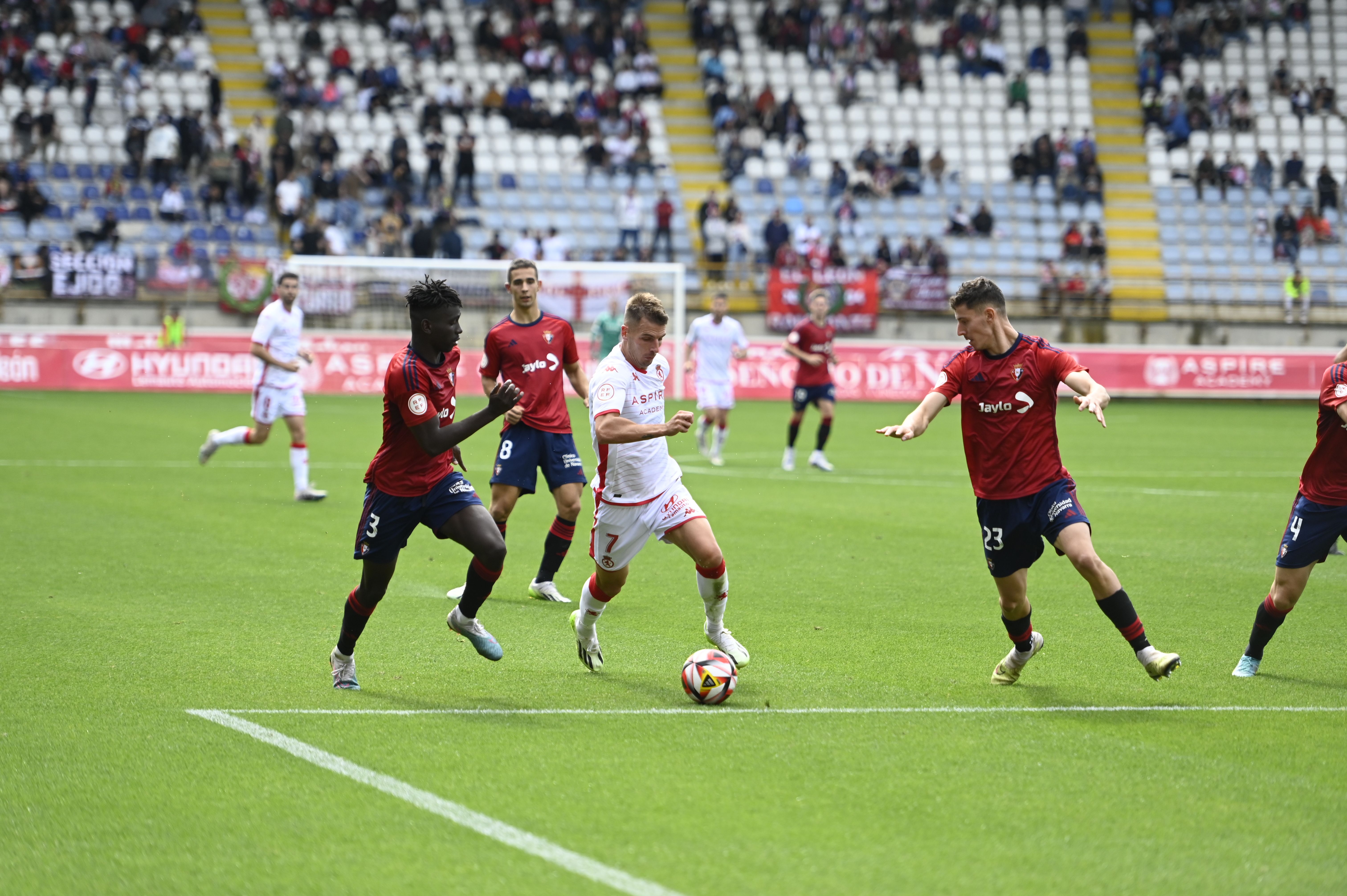 El extremo de la Cultural Calderón encara a dos rivales de Osasuna B. | SAÚL ARÉN