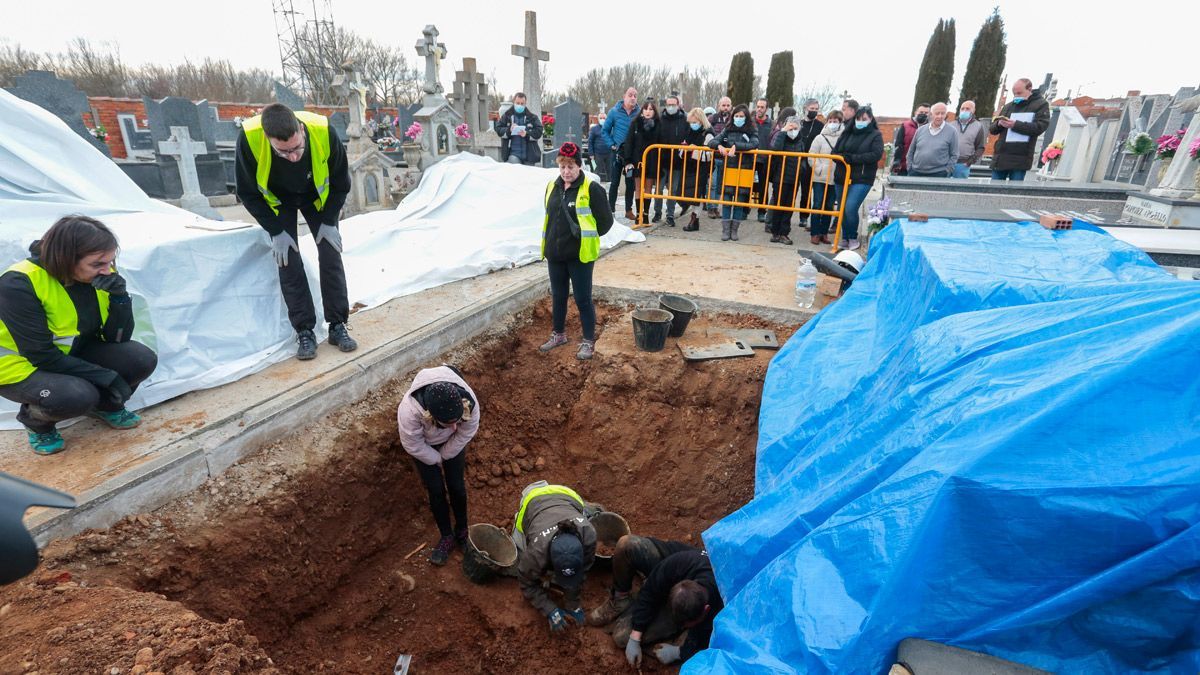 Un momento del inicio de las excavaciones en Villadangos.