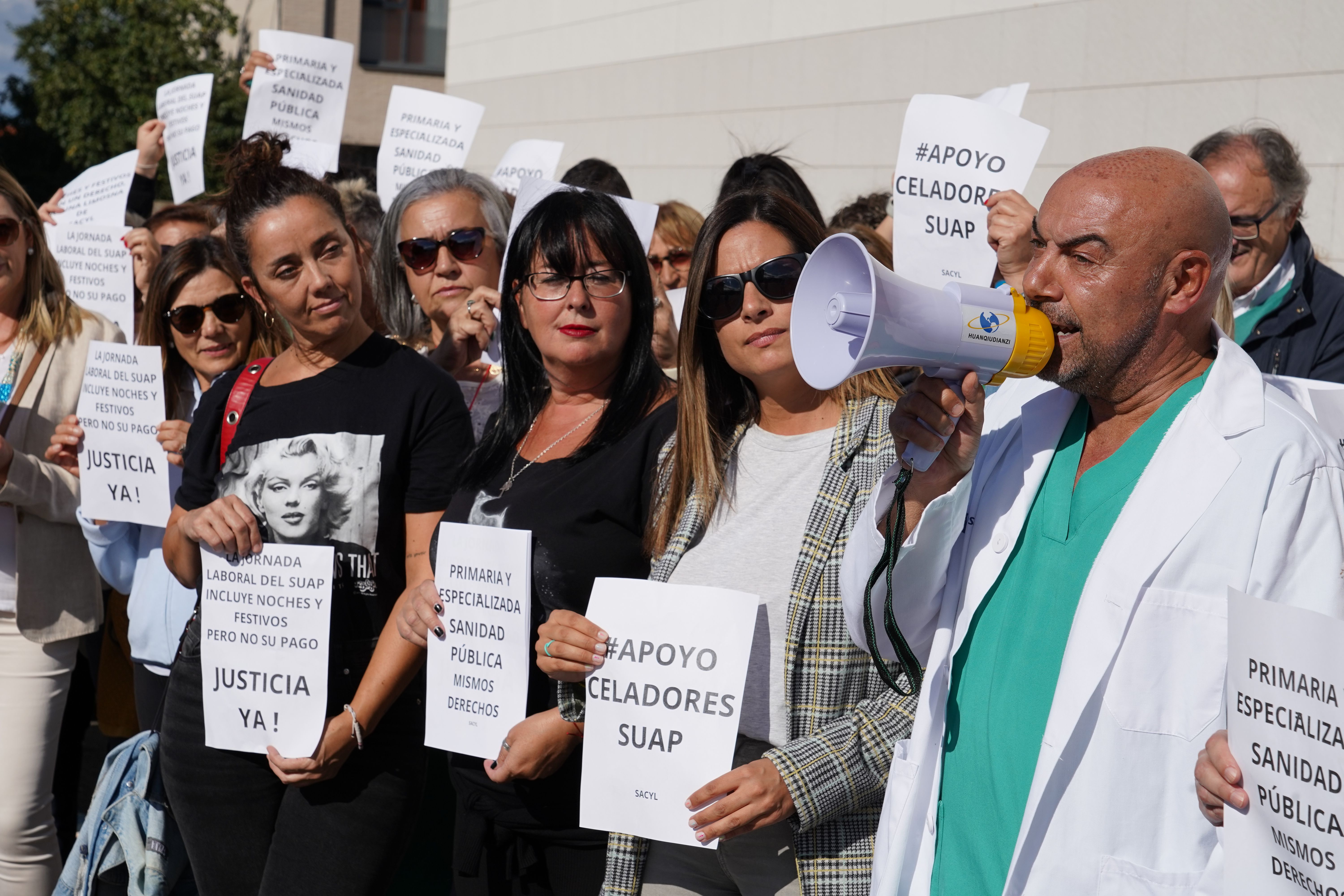  Los celadores estuvieron apoyados por miembros del PSOE en la concentración de este lunes. | CAMPILLO (ICAL)
