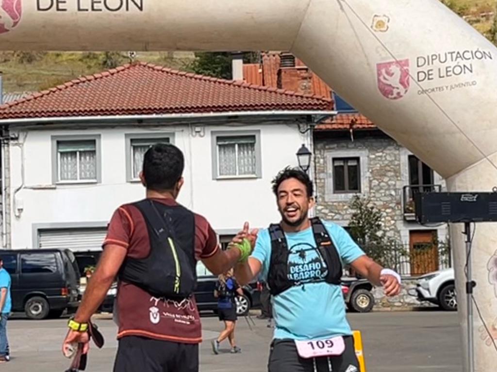 Corredor celebrando al llegar a la meta en la edición pasada | Reportaje fotográfico: TRAIL MARAÑA