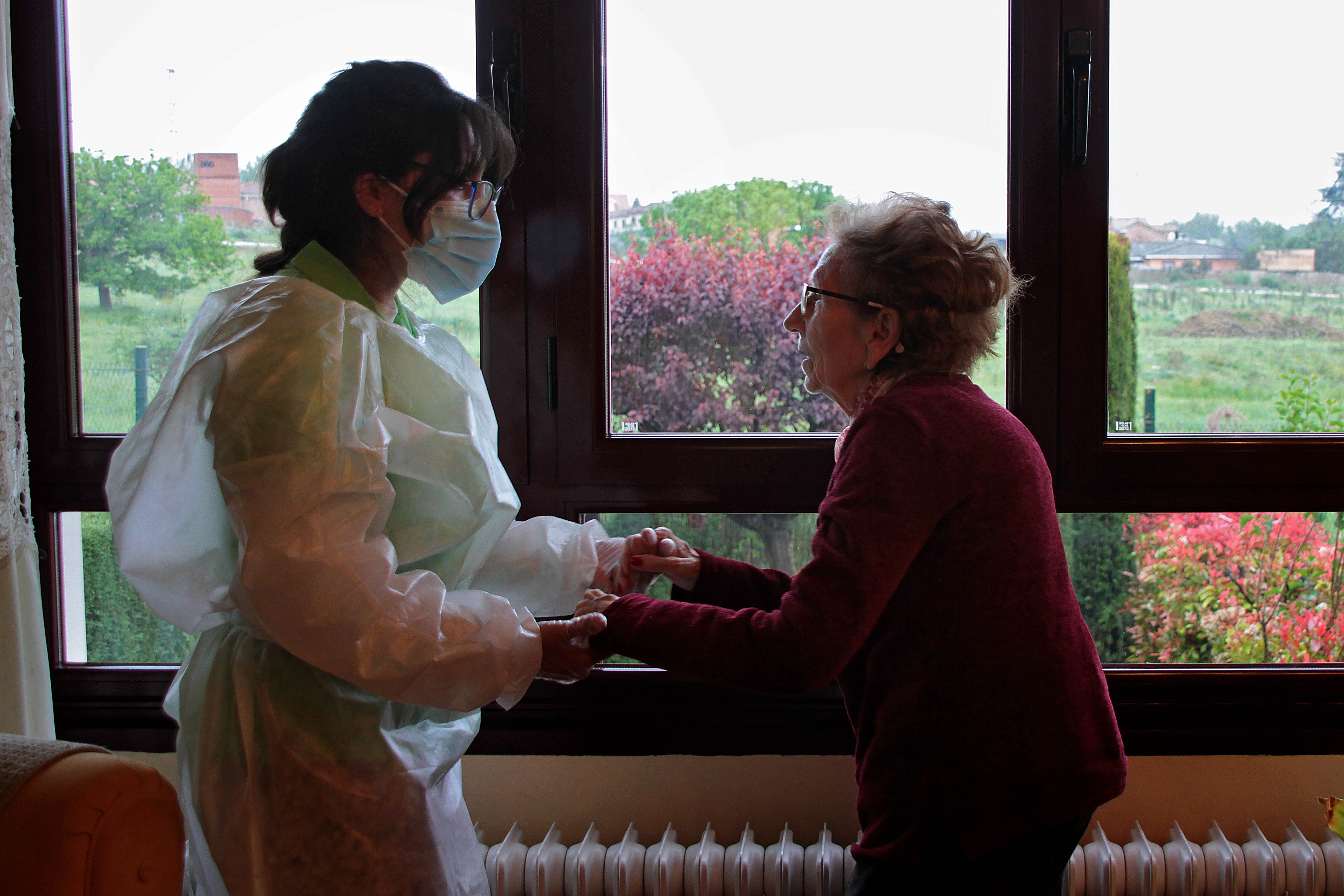 Una paciente con alzhéimer recibe apoyo domiciliario durante la pandemia. | PEIO GARCÍA (ICAL)