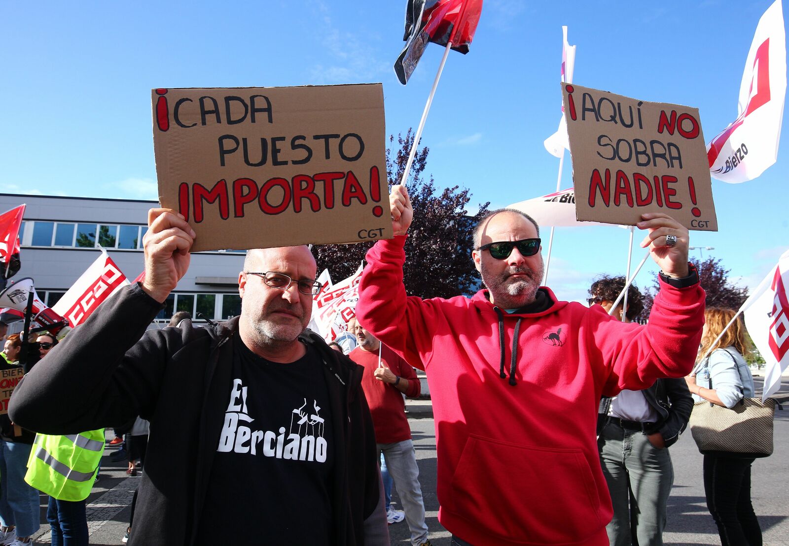 Concentración frente a la sede de Teleperformance en Ponferrada. | César Sánchez (Ical)