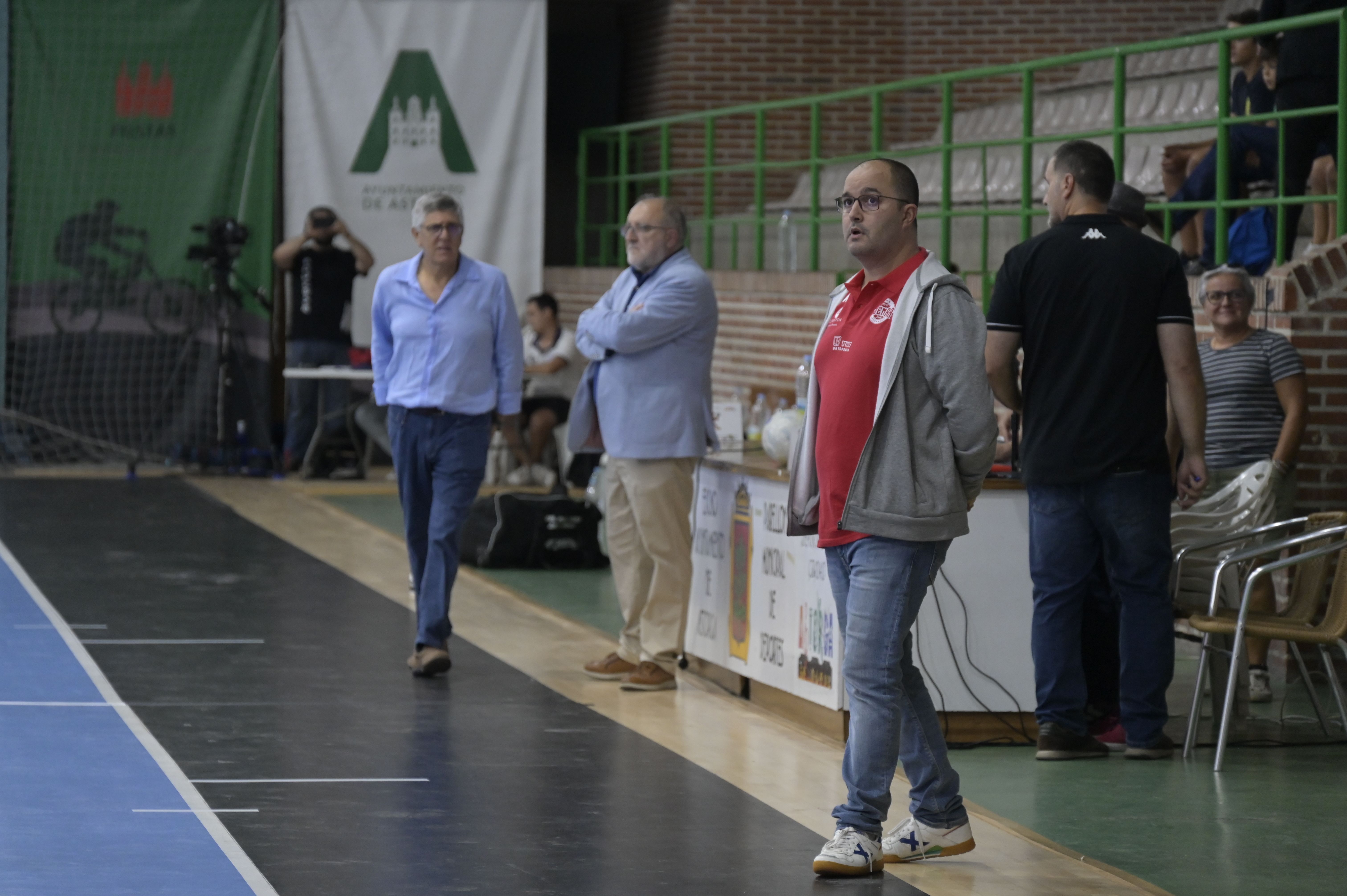 DaniGordo en primer término, conCayetanoFranco acercándose al fondo durante el partido en Astorga.| MAURICIO PEÑA