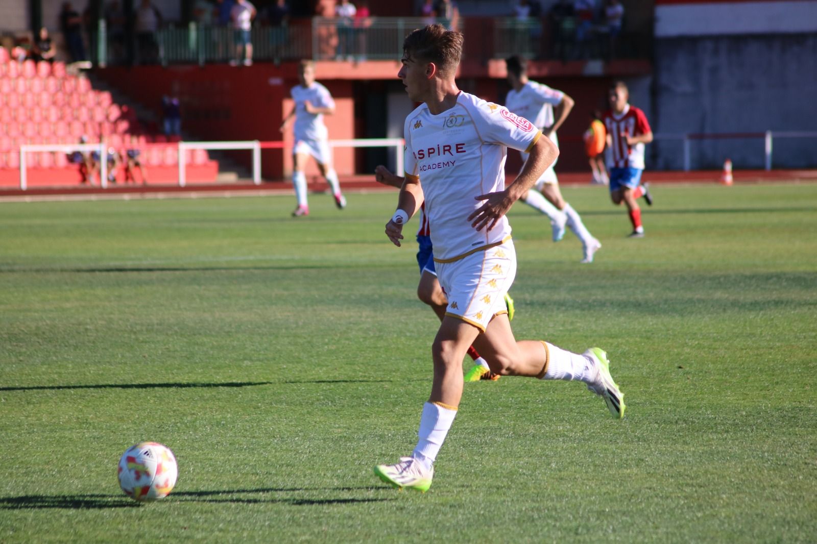 Álvaro Martínez sube el balón en un amistoso. | CYD