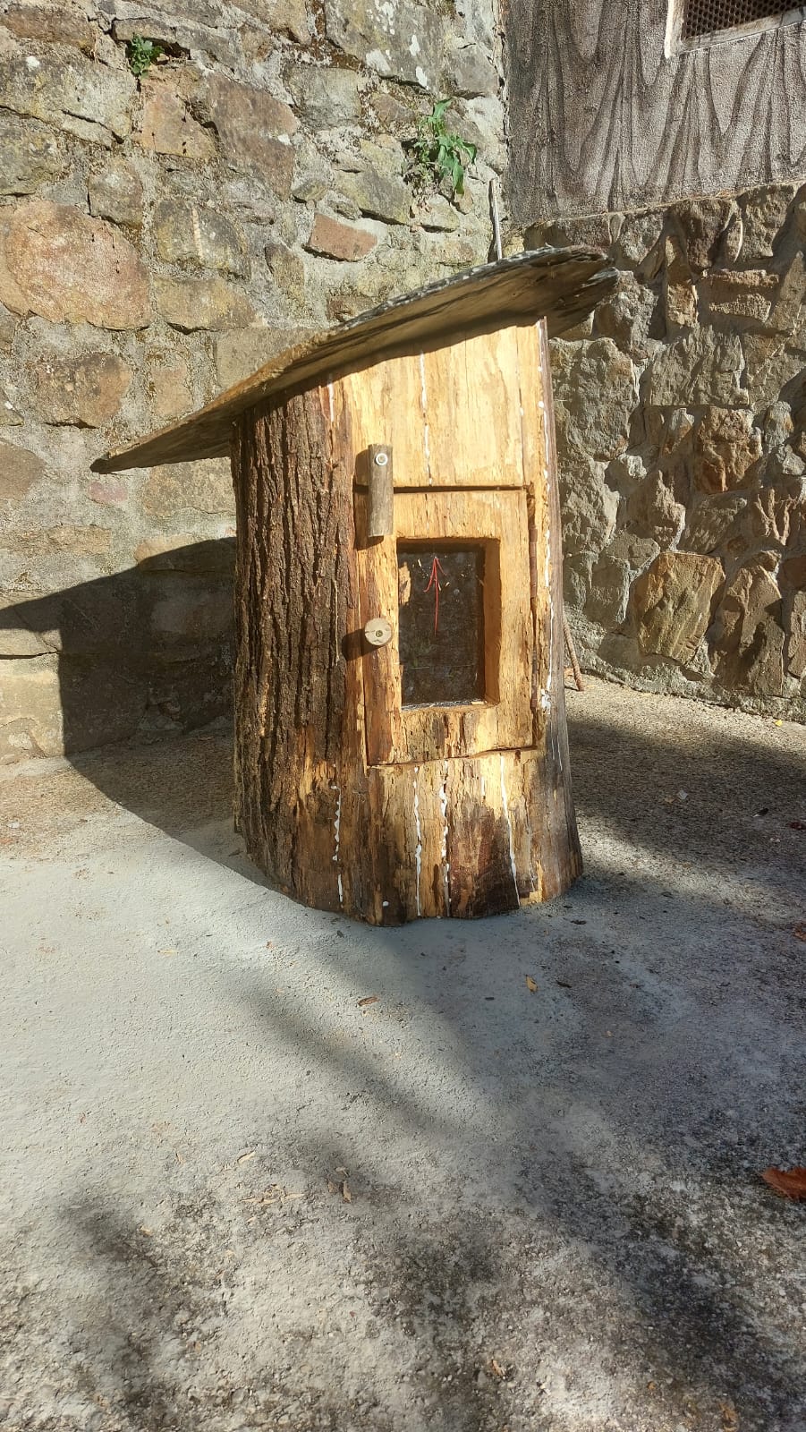 Original Biblioteca "libre" en Villamartín del Sil. 