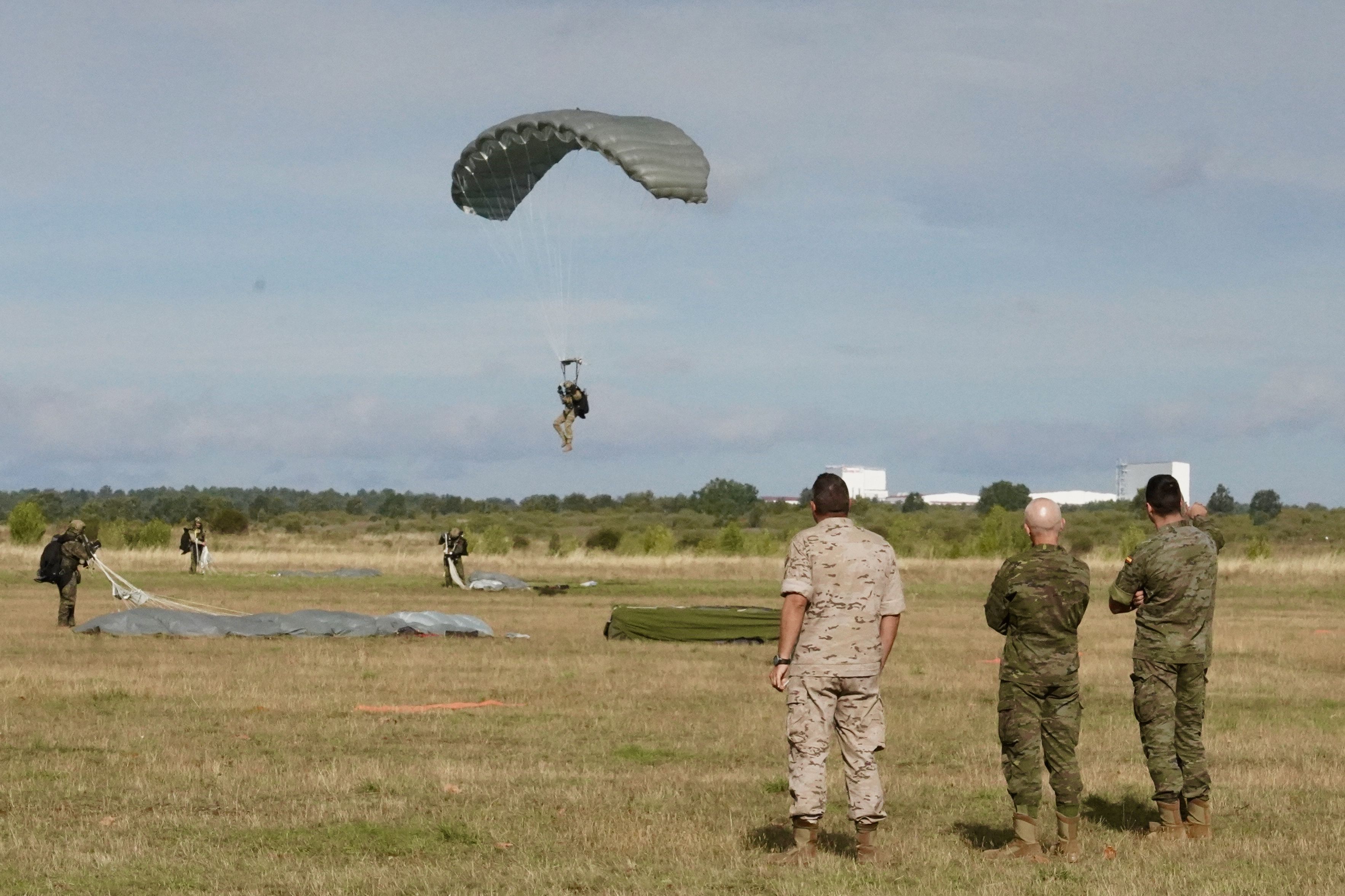 Ejercicio de adiestramiento paracaidista en La Virgen del Camino. | CAMPILLO (ICAL)
