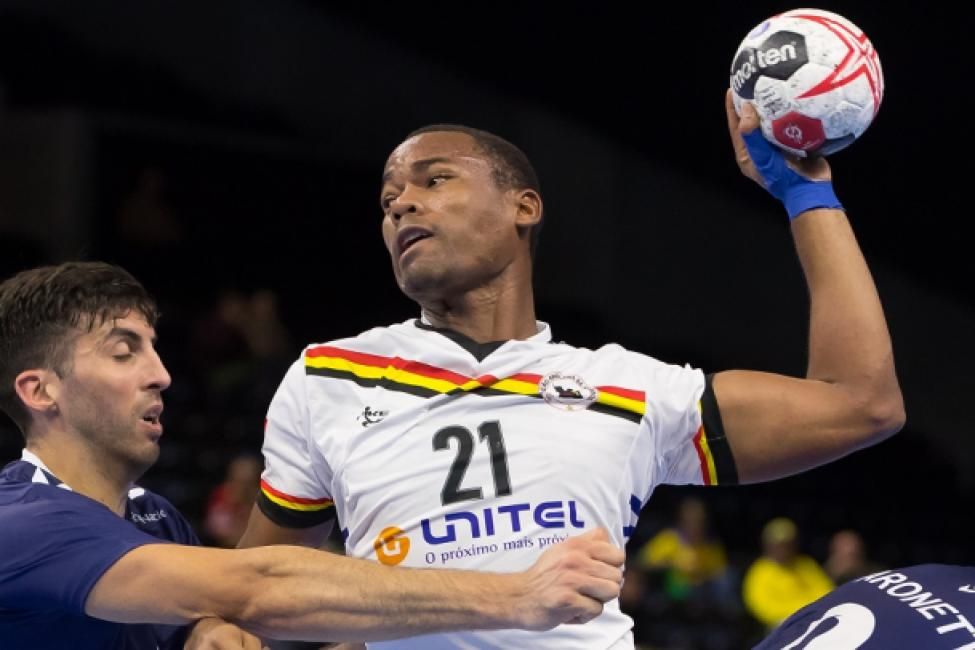 Adelino Pestana, ‘Amarelo’, realiza un lanzamiento en un partido con Angola. | FEDERACIÓN DE ANGOLA