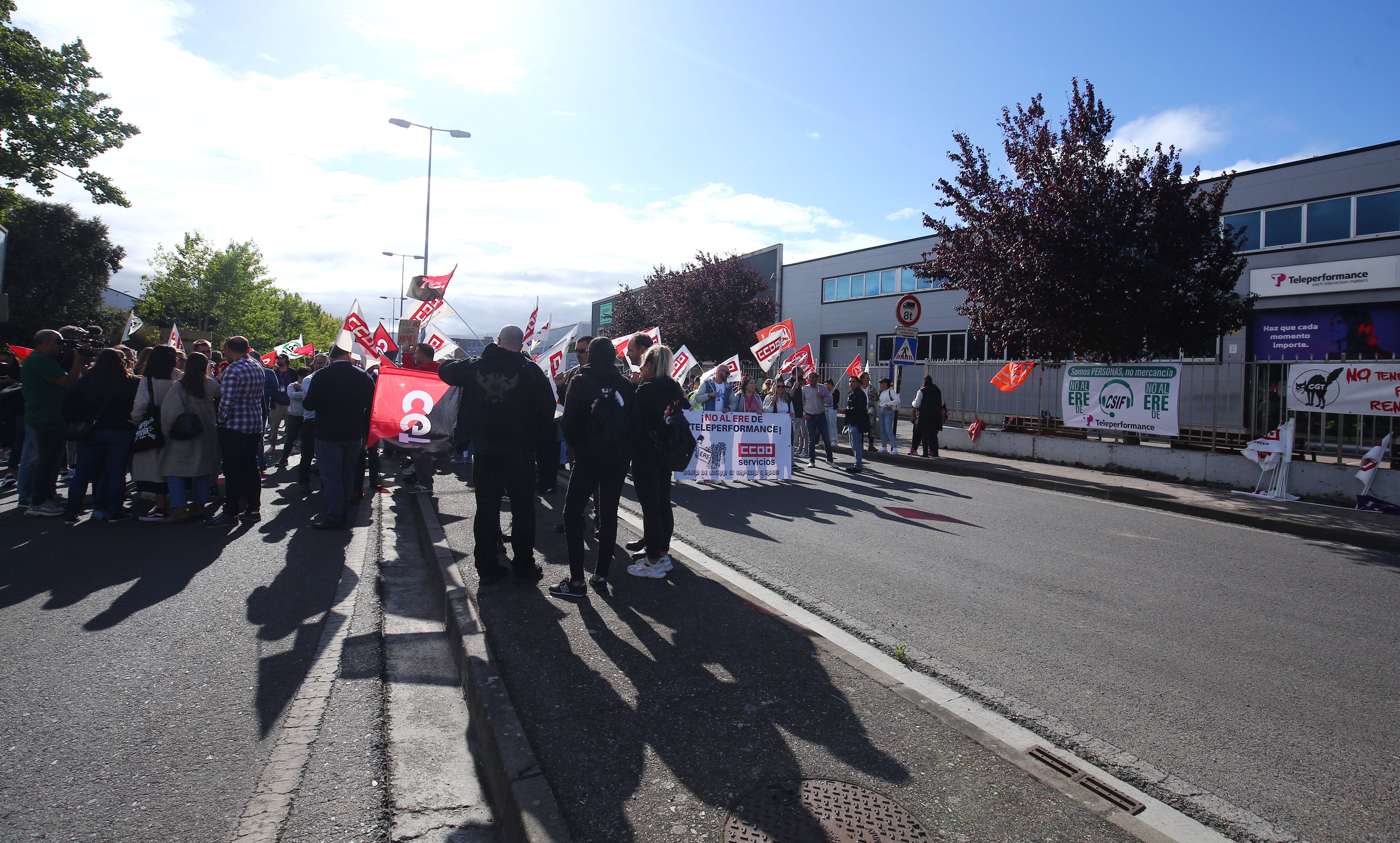 Los trabajadores se concentraron el pasado lunes frente a la sede ponferradina. | César Sánchez (Ical) Los trabajadores se concentraron el pasado lunes frente a la sede ponferradina. | César Sánchez (Ical)