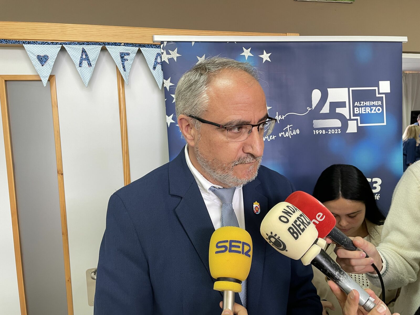 Olegario Ramón en la sede de Alzheimer Bierzo. | Javier Fernández