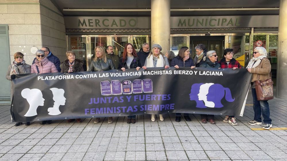 La Plataforma contra las Violencias Machistas Bierzo y Laciana en una concentración. | Javier Fernández