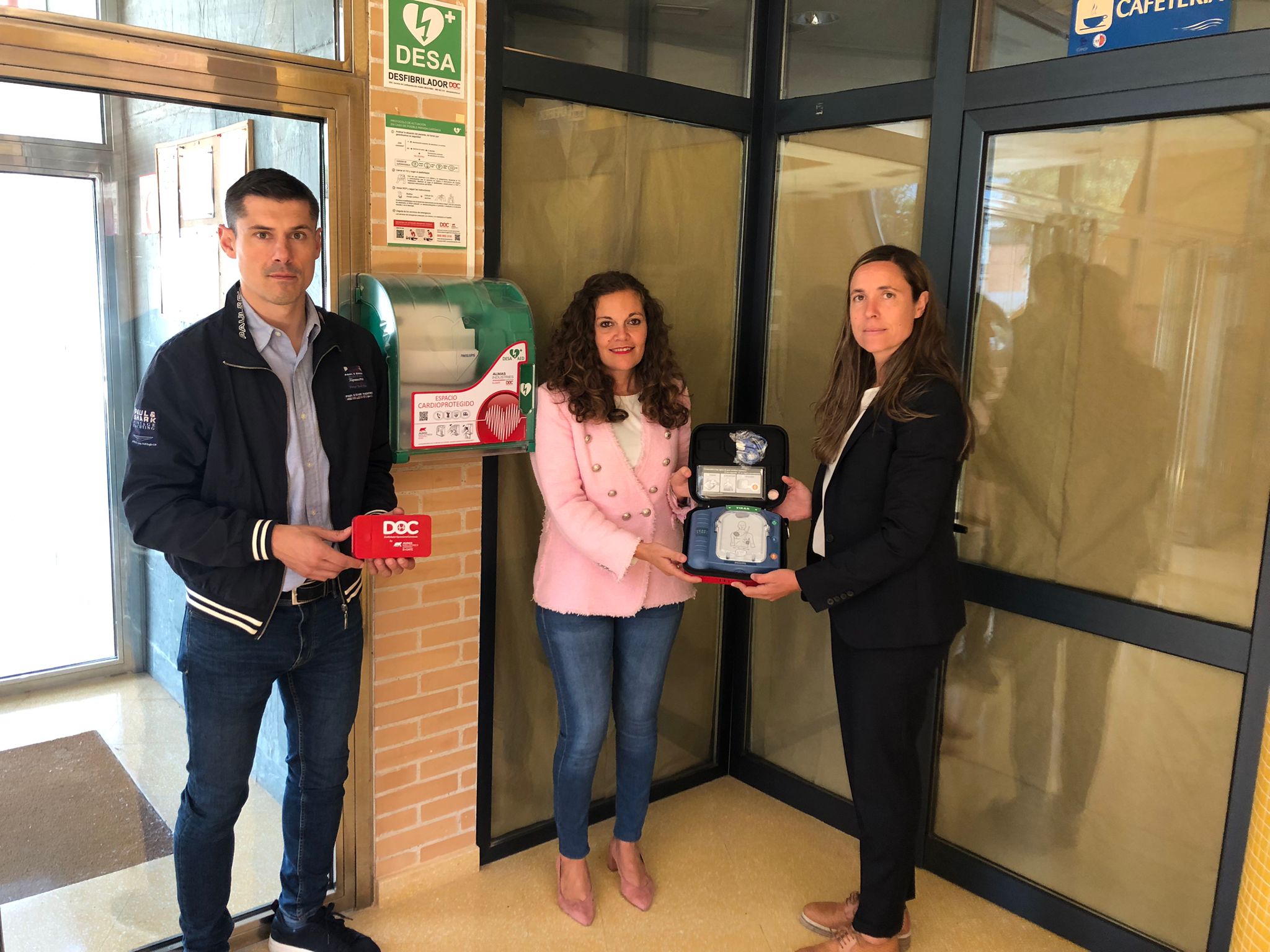 La alcaldesa Silvia Cao recibe el desfibrilador.