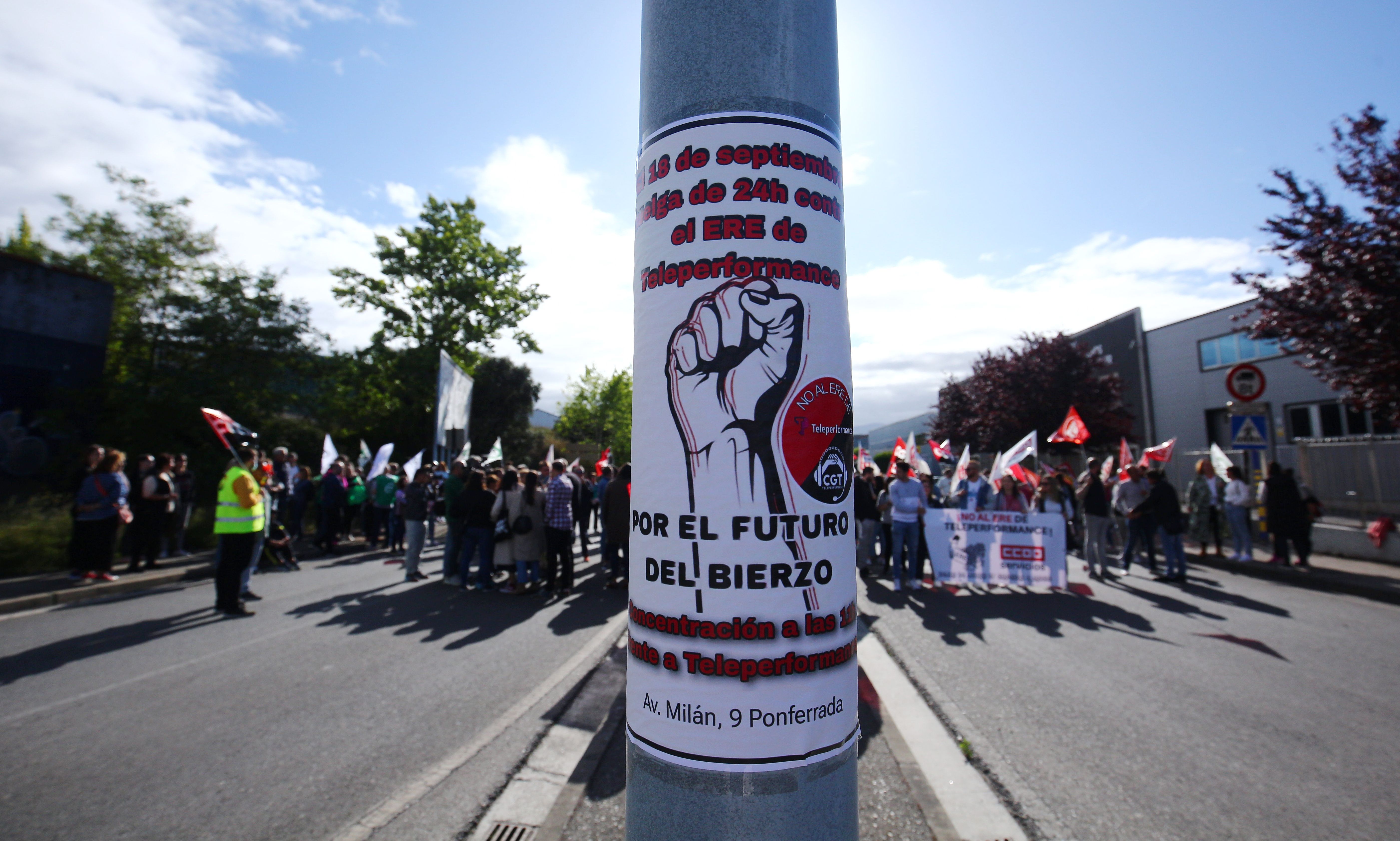 Concentración de los trabajadores de Teleperformance en Ponferrada el pasado lunes. | César Sánchez (Ical)