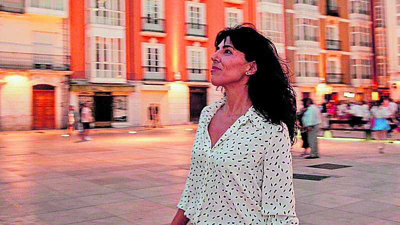 La poeta, escritora y traductora Raquel Lanseros es la cara visible de la nueva temporada de ‘Un país para leerlo’. | RTVE