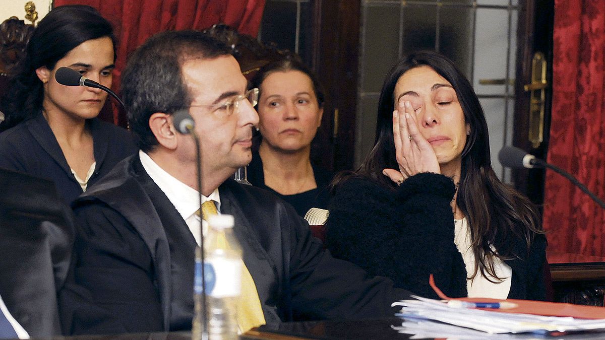 Las tres acusadas este lunes, momentos antes de que el magistrado diera por concluido el juicio por el crimen de Isabel Carrasco. | POOL EFE (J. CASARES)