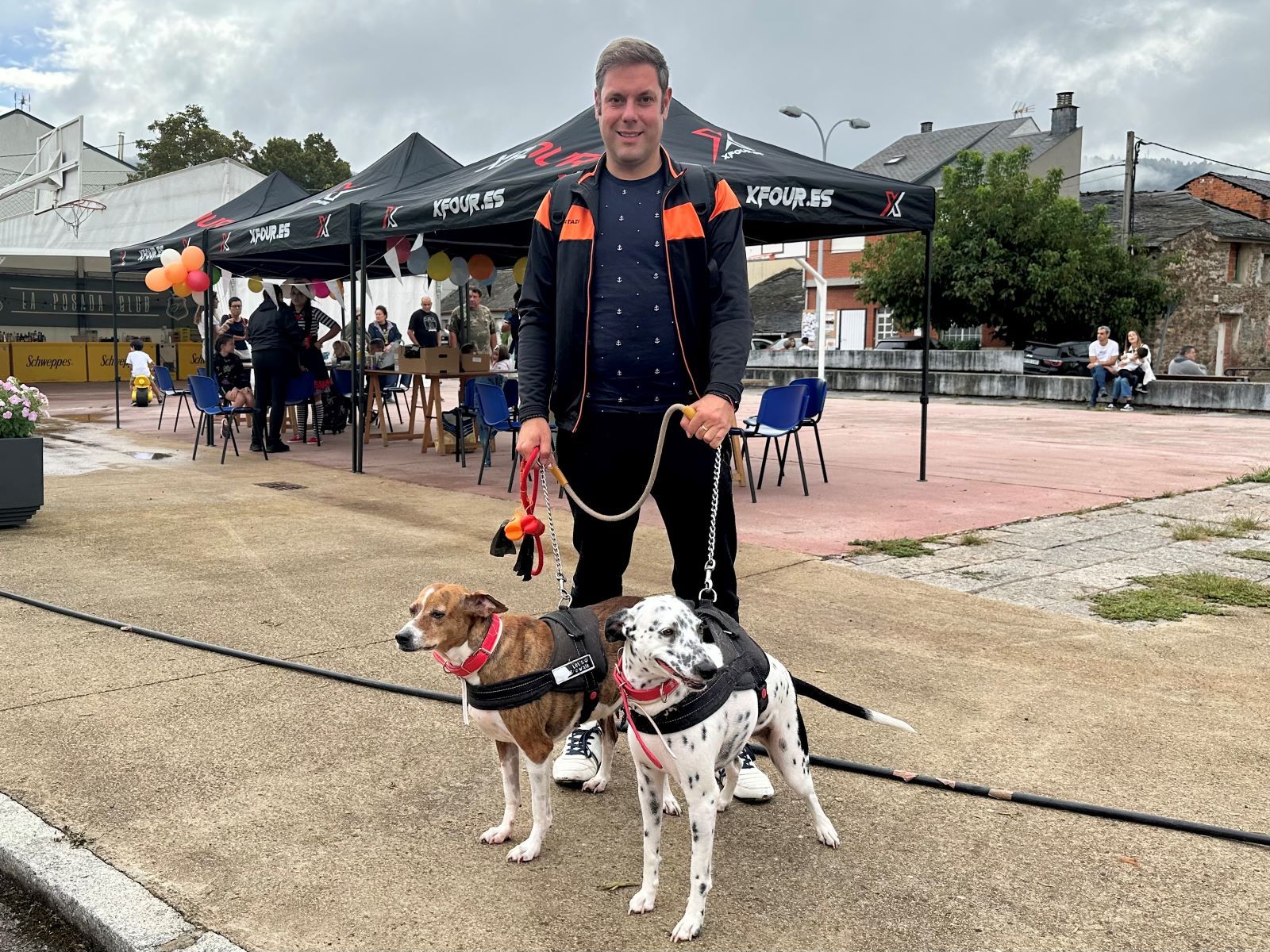 Iván Alonso con sus perritas, Lúa y Dama en el Día mundial del perro adoptado.