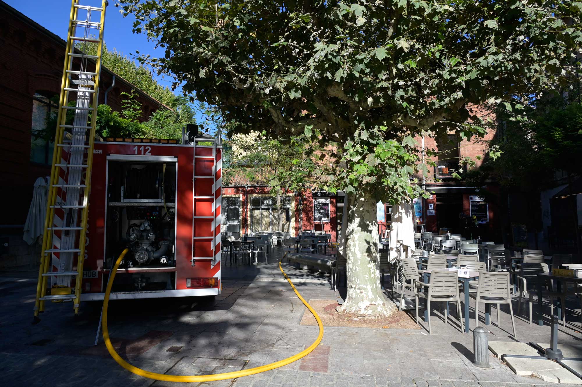 Un dotación de Bomberos del Ayuntamiento de León se ha desplazado hasta la calle El Cid. | MAURICIO PEÑA