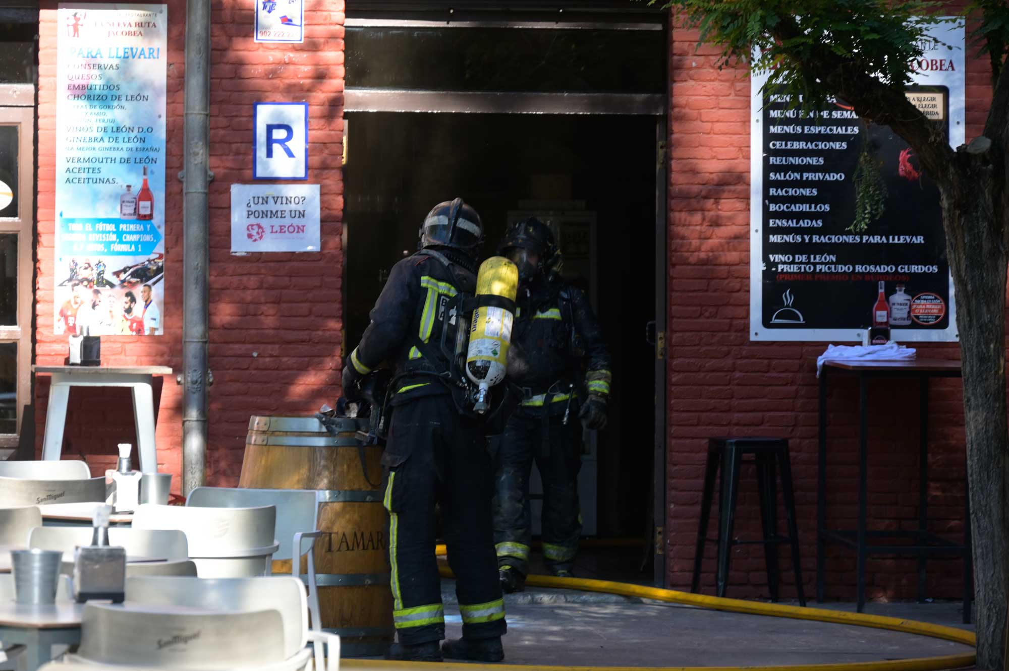 Los Bomberos de León han intervenido en el incendio. | MAURICIO PEÑA Los Bomberos de León han intervenido en el incendio. | MAURICIO PEÑA
